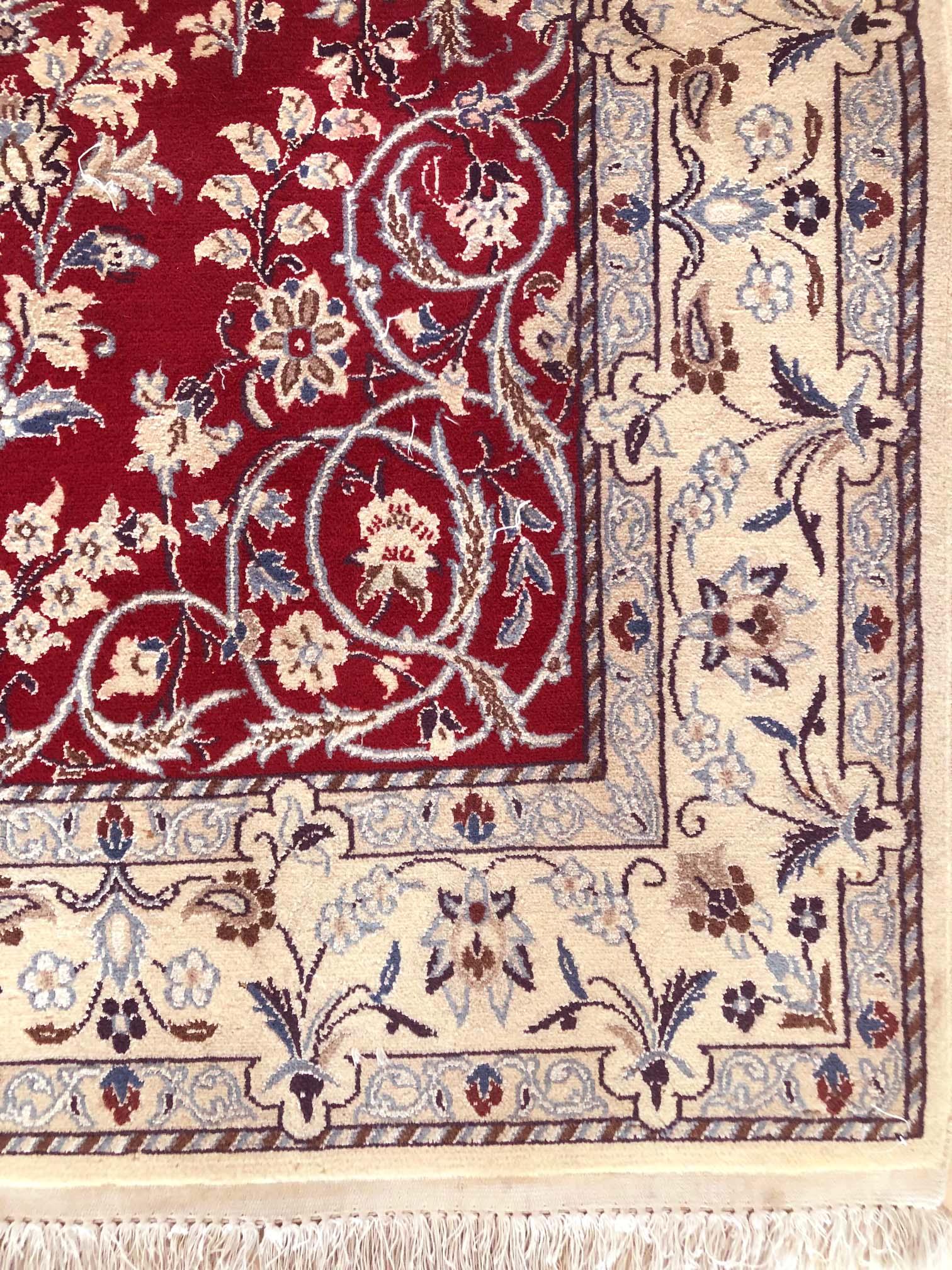 Persischer handgeknüpfter, floraler roter Nain-Teppich mit Medaillon, ca. 1980er Jahre (Ende des 20. Jahrhunderts) im Angebot
