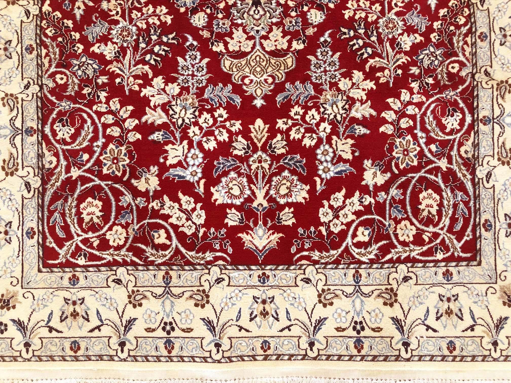 Persischer handgeknüpfter, floraler roter Nain-Teppich mit Medaillon, ca. 1980er Jahre (Baumwolle) im Angebot