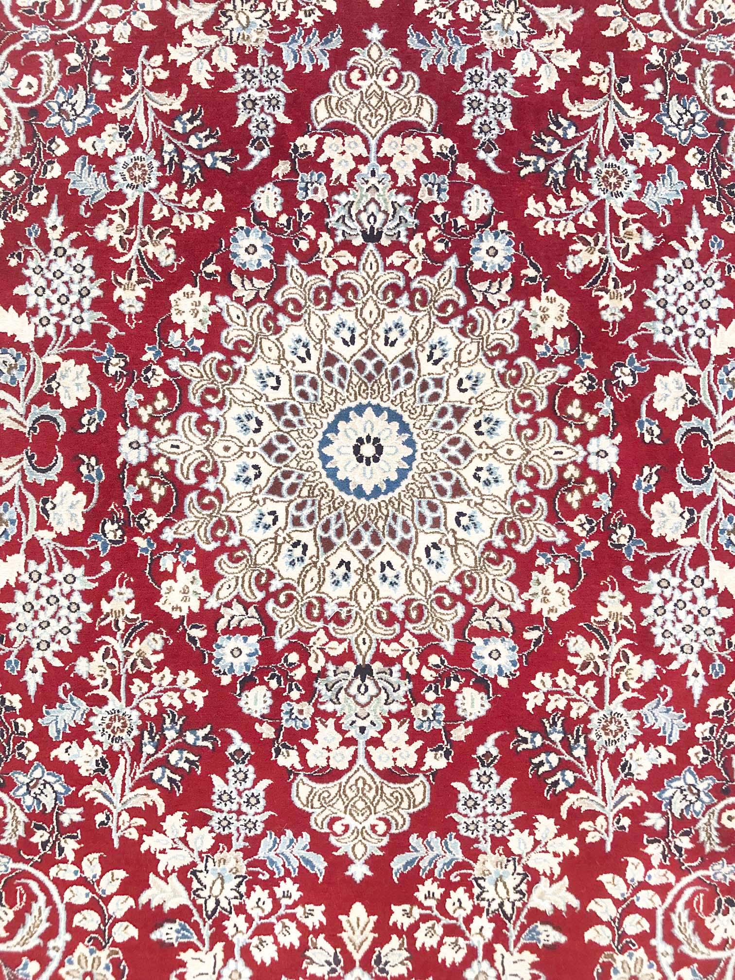 Persischer handgeknüpfter, floraler roter Nain-Teppich mit Medaillon, ca. 1980er Jahre im Angebot 1