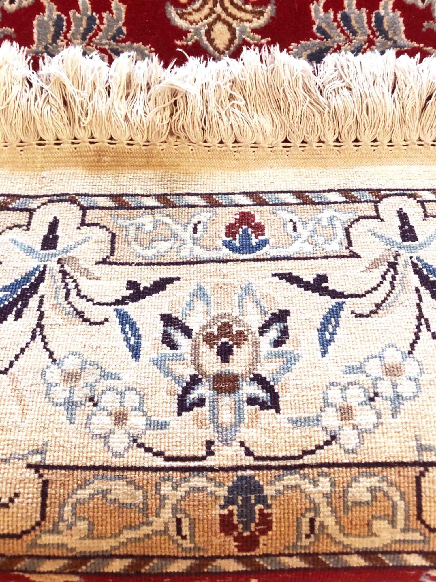 Persischer handgeknüpfter, floraler roter Nain-Teppich mit Medaillon, ca. 1980er Jahre im Angebot 3