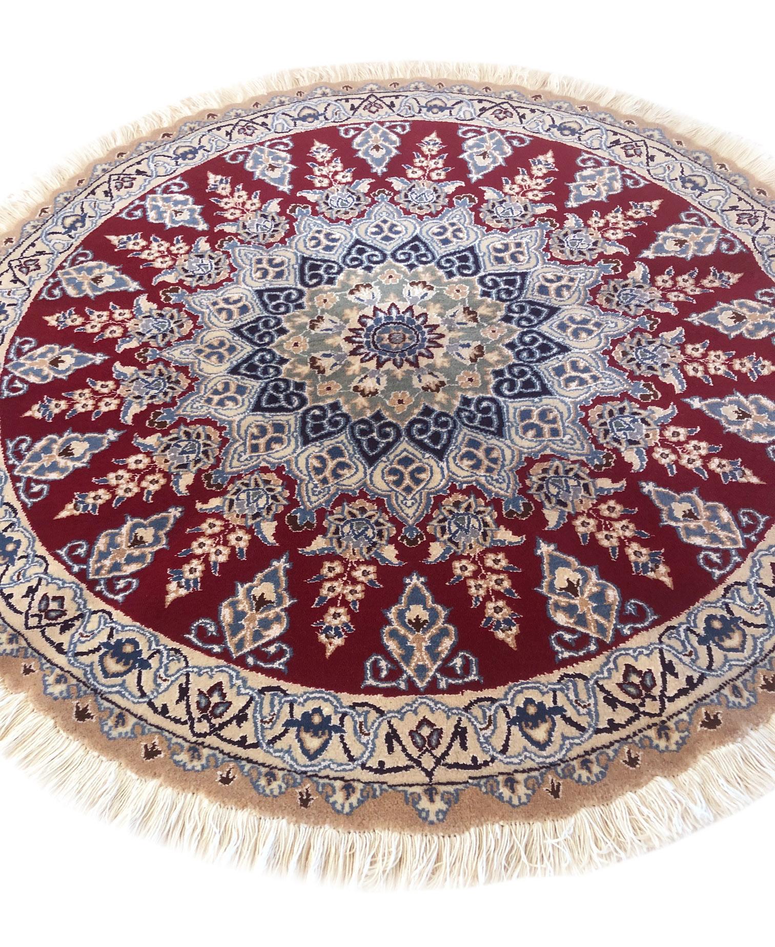 Persischer handgeknüpfter, geblümter, roter Nain-Teppich mit Medaillon (Handgeknüpft) im Angebot