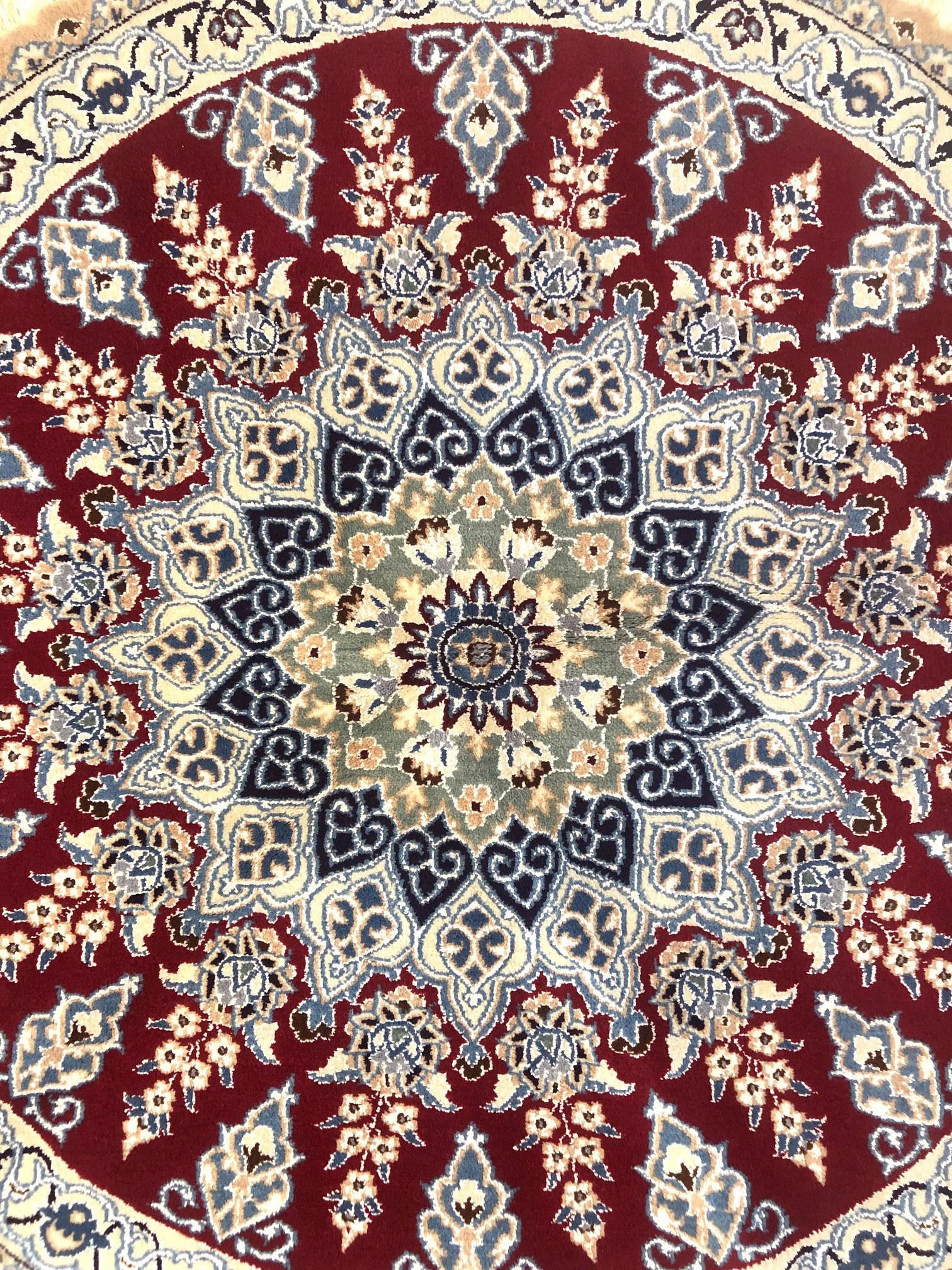 Persischer handgeknüpfter, geblümter, roter Nain-Teppich mit Medaillon (21. Jahrhundert und zeitgenössisch) im Angebot