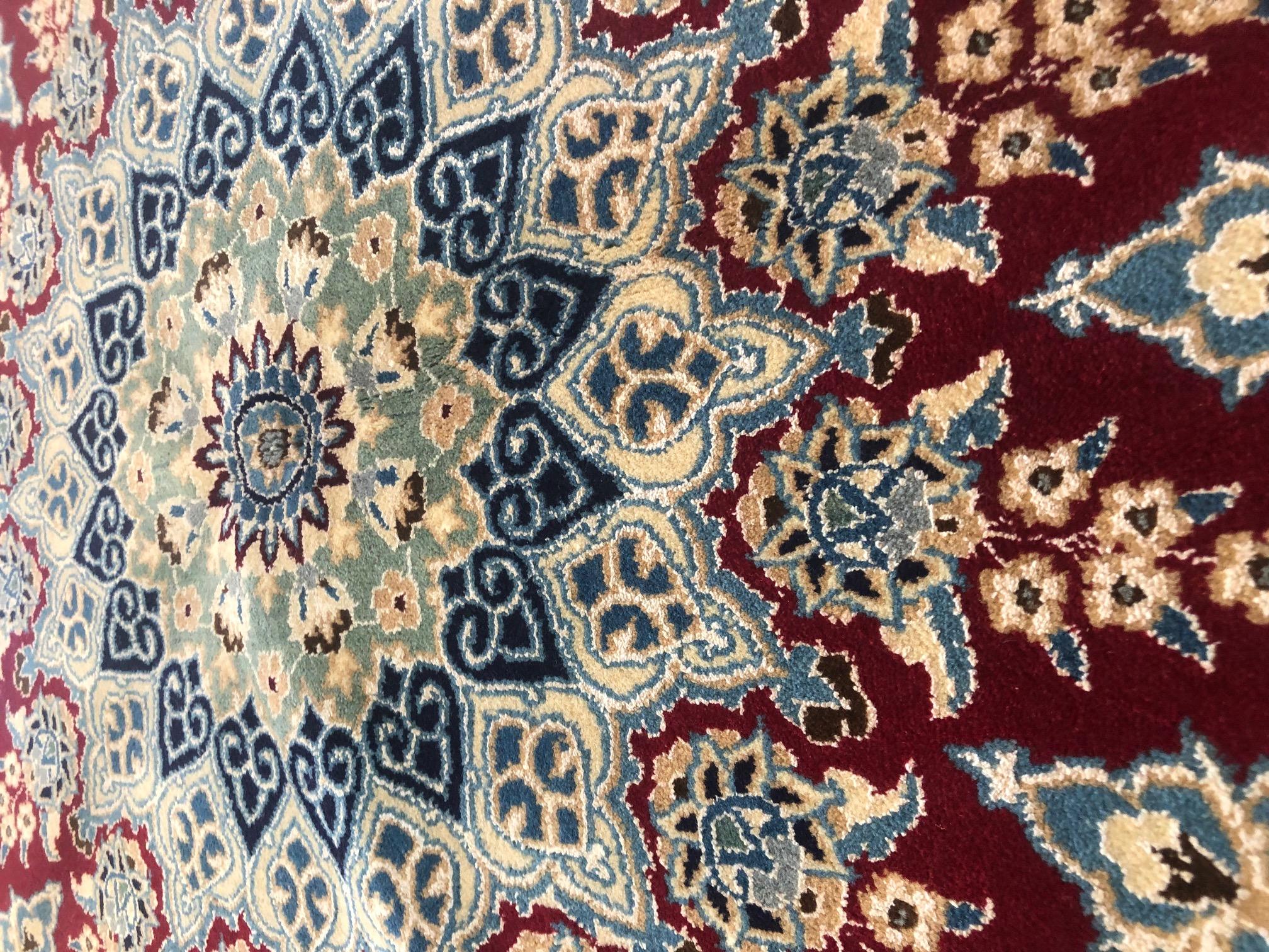 Persischer handgeknüpfter, geblümter, roter Nain-Teppich mit Medaillon (Wolle) im Angebot