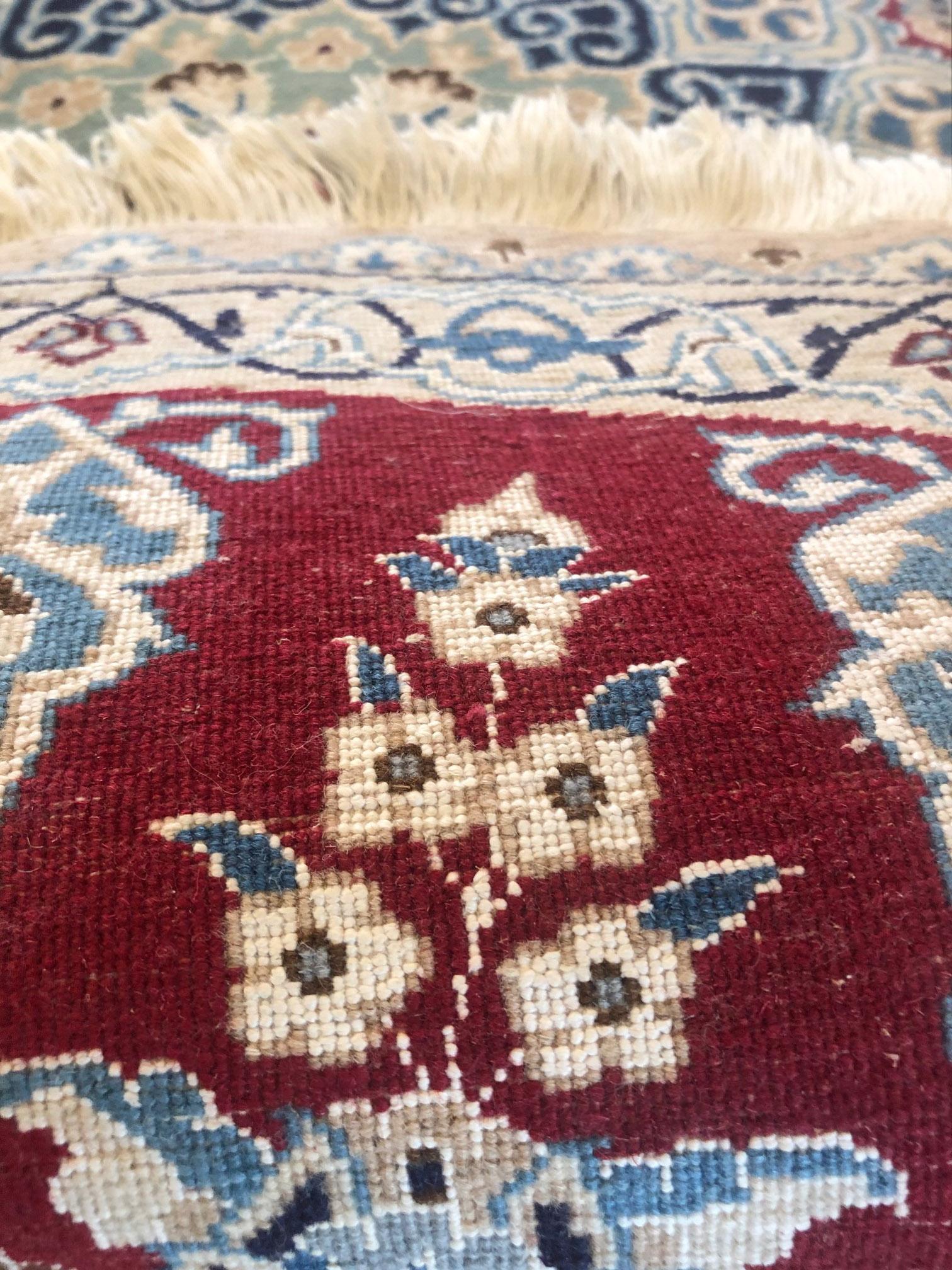 Persischer handgeknüpfter, geblümter, roter Nain-Teppich mit Medaillon im Angebot 3