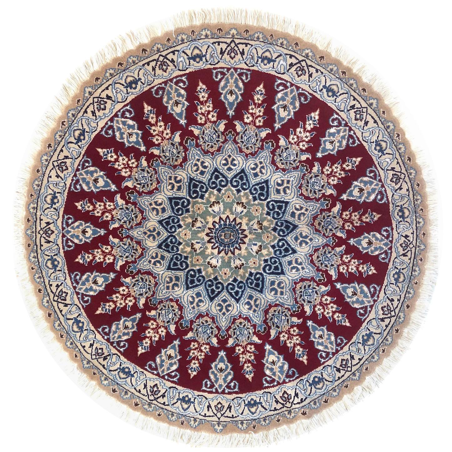 Persischer handgeknüpfter, geblümter, roter Nain-Teppich mit Medaillon im Angebot