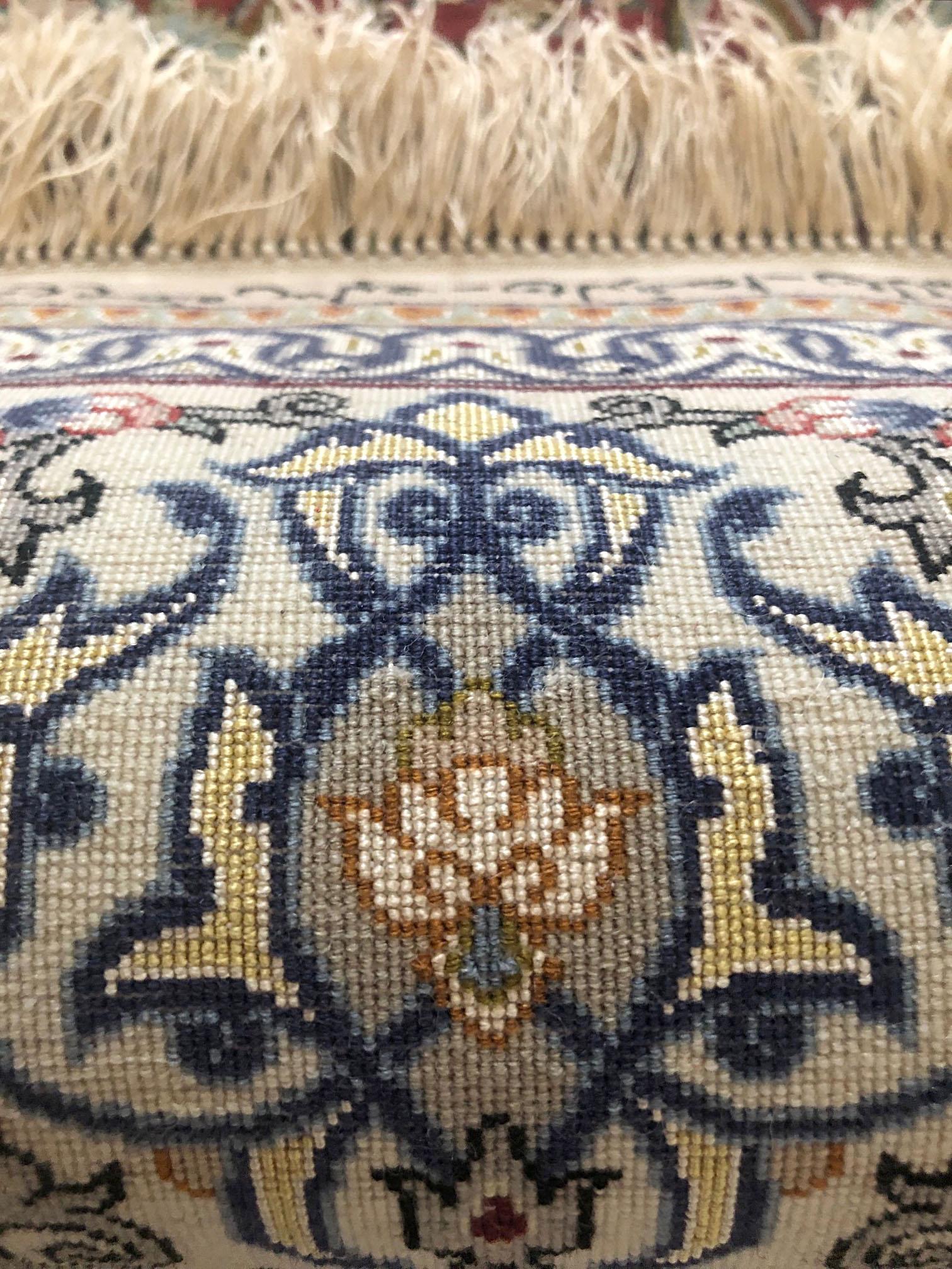 Persischer handgeknüpfter, geblümter Isfahan-Teppich aus Seide mit Medaillon im Angebot 4