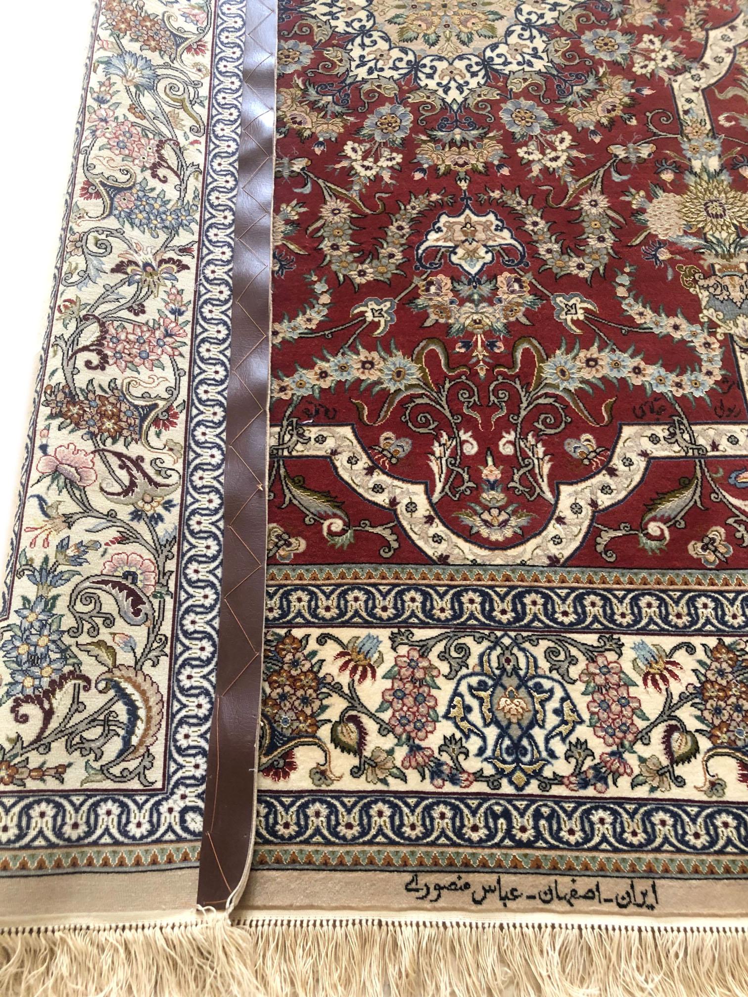 Persischer handgeknüpfter, geblümter Isfahan-Teppich aus Seide mit Medaillon im Angebot 5
