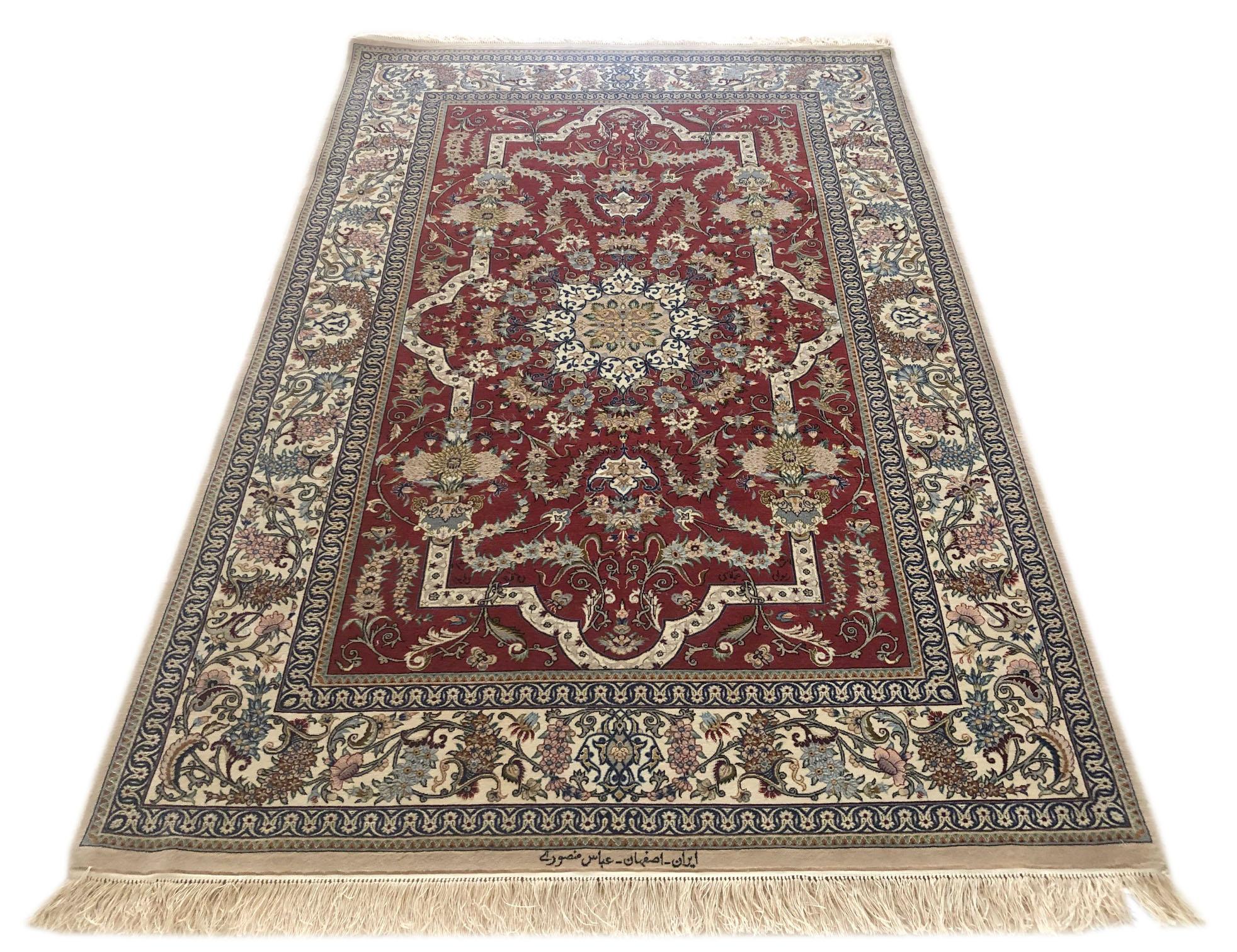 Diese authentische persische Isfahan Teppich hat Wolle und Seide Flor auf Seide Grundlage mit einem ausgezeichneten Zustand. Die Farbkombination und das Design dieses Teppichs sind absolut herausragend, die eleganten und zarten Designmotive in