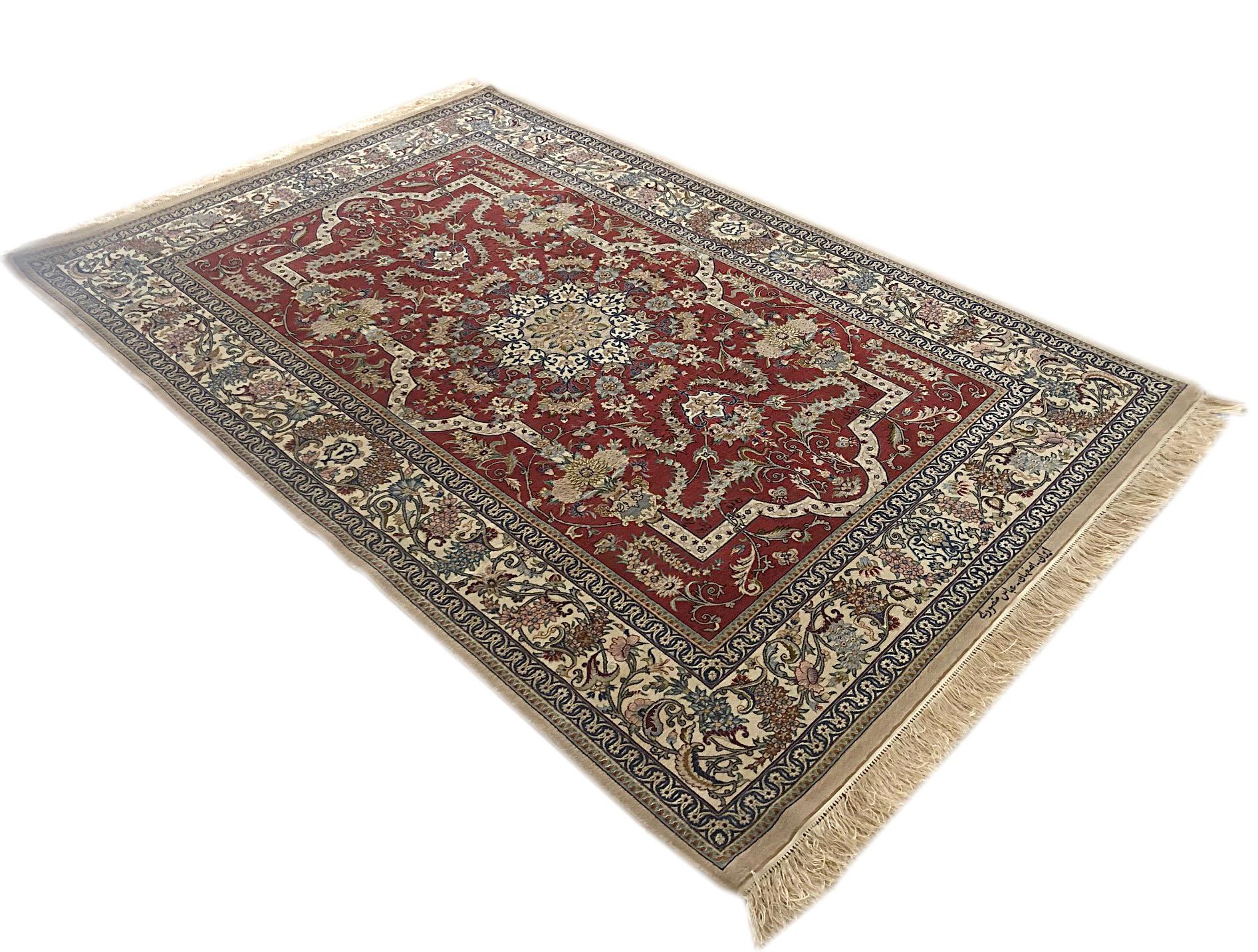 Persischer handgeknüpfter, geblümter Isfahan-Teppich aus Seide mit Medaillon (Handgeknüpft) im Angebot