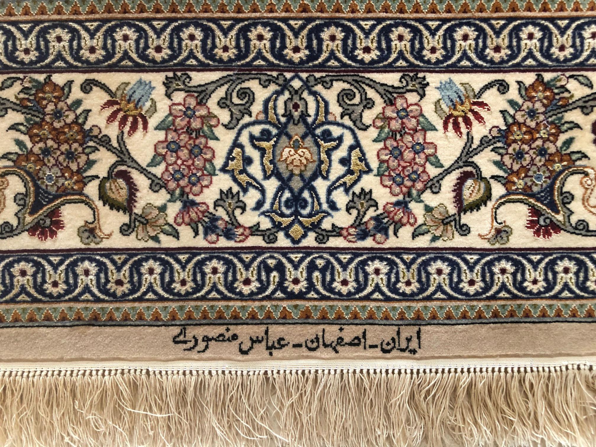 Persischer handgeknüpfter, geblümter Isfahan-Teppich aus Seide mit Medaillon (Wolle) im Angebot