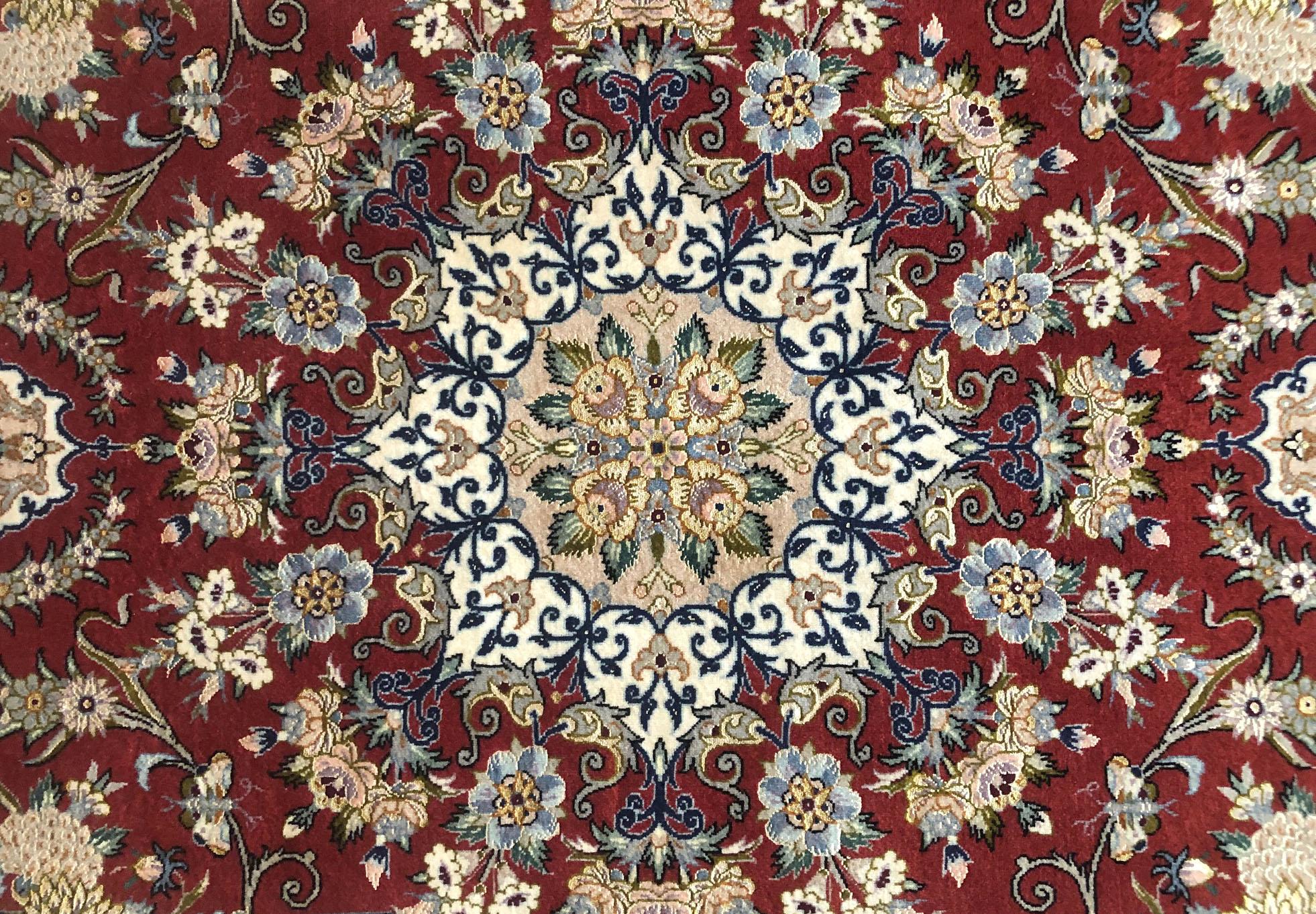Persischer handgeknüpfter, geblümter Isfahan-Teppich aus Seide mit Medaillon im Angebot 1