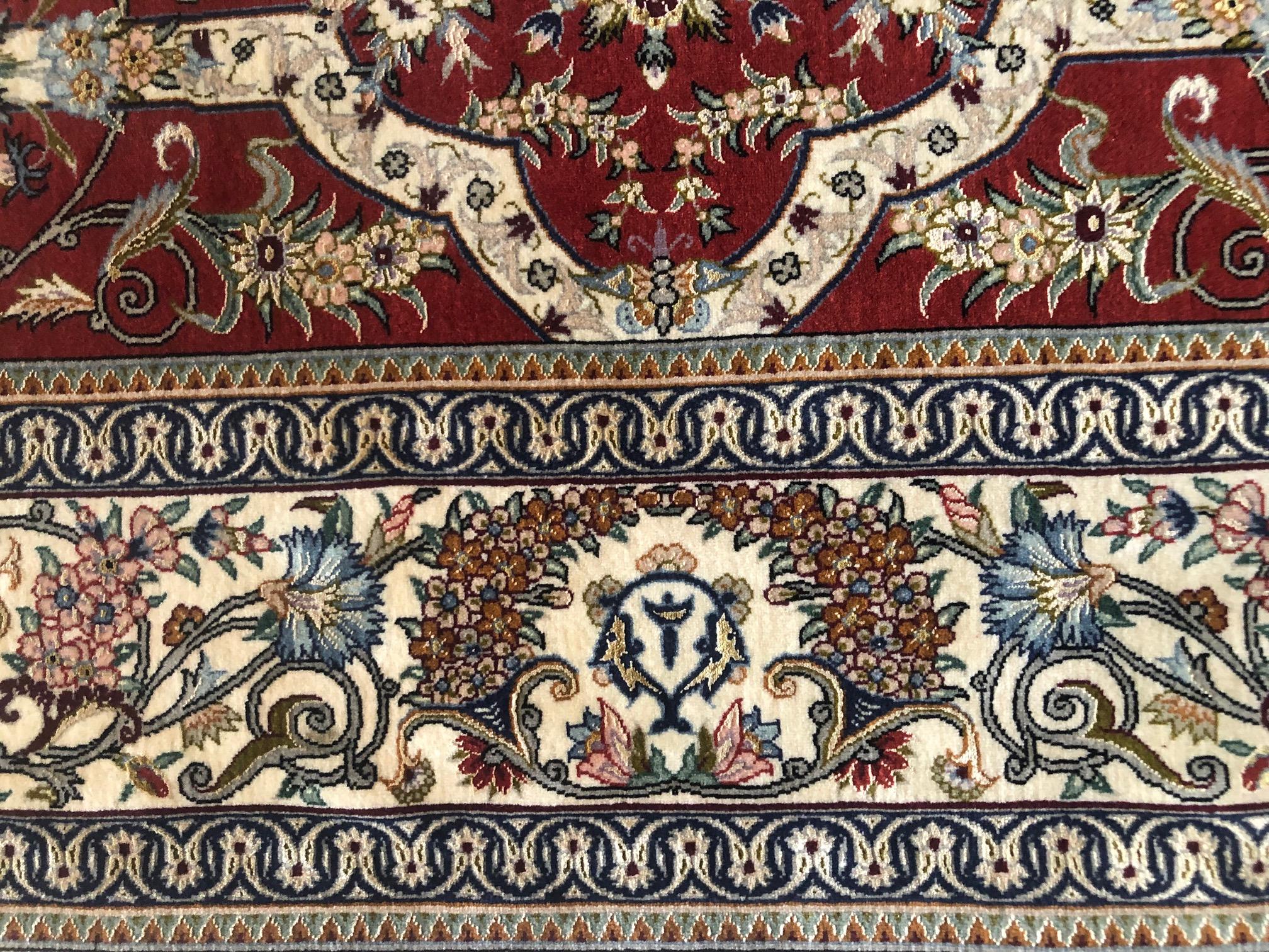 Persischer handgeknüpfter, geblümter Isfahan-Teppich aus Seide mit Medaillon im Angebot 3