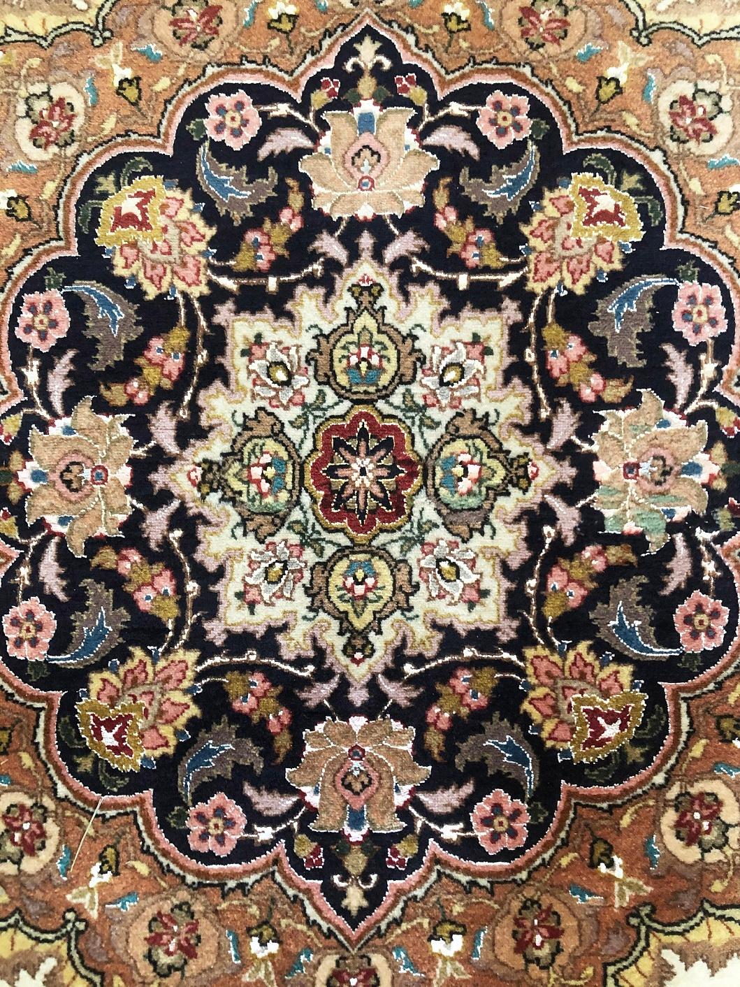 Persian Hand Knotted Medallion Floral Tabriz Rug In Good Condition For Sale In San Diego, CA
