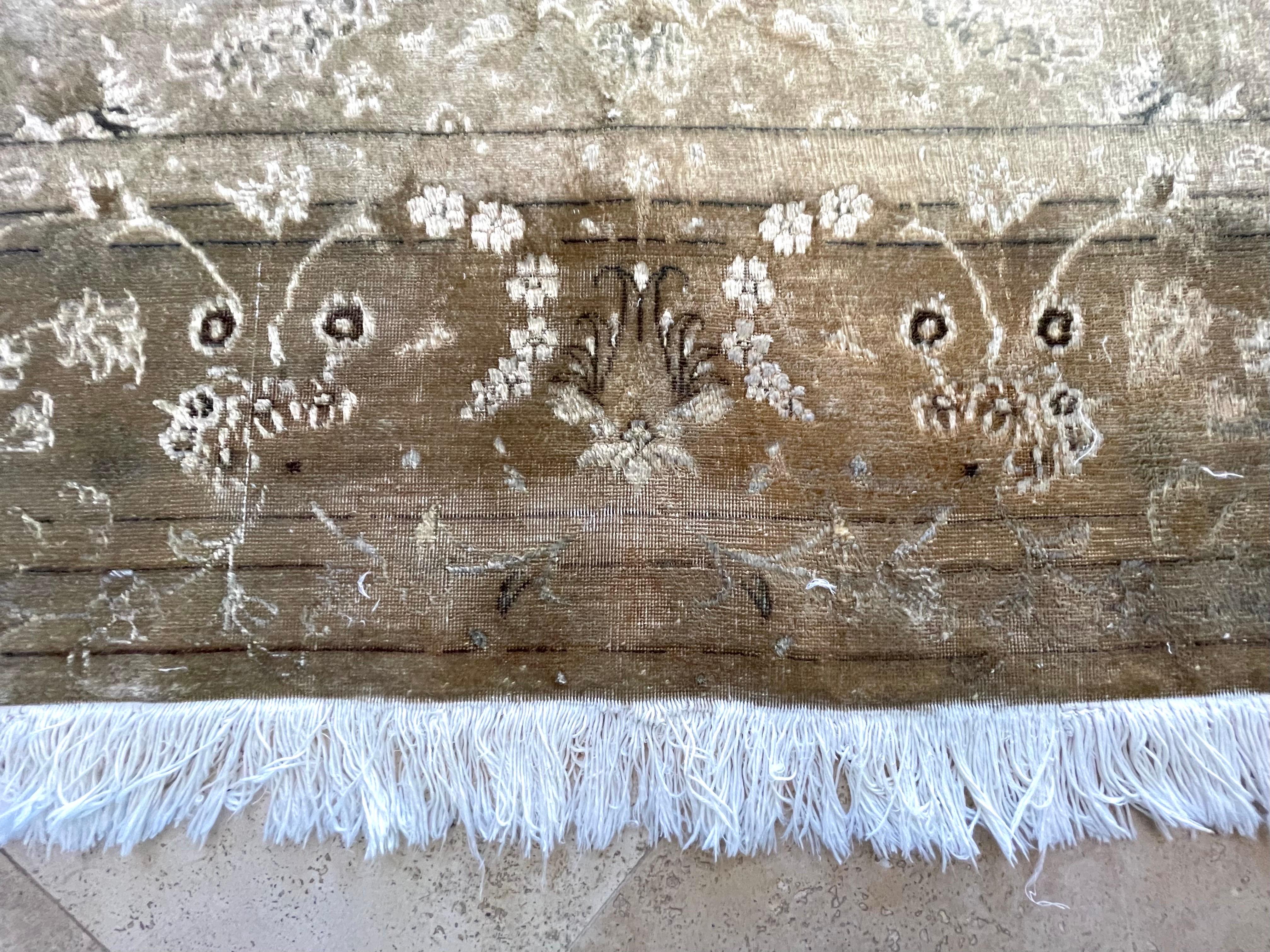 Persischer handgeknüpfter Medaillonteppich mit Blumenmuster aus Täbris (Ende des 20. Jahrhunderts) im Angebot