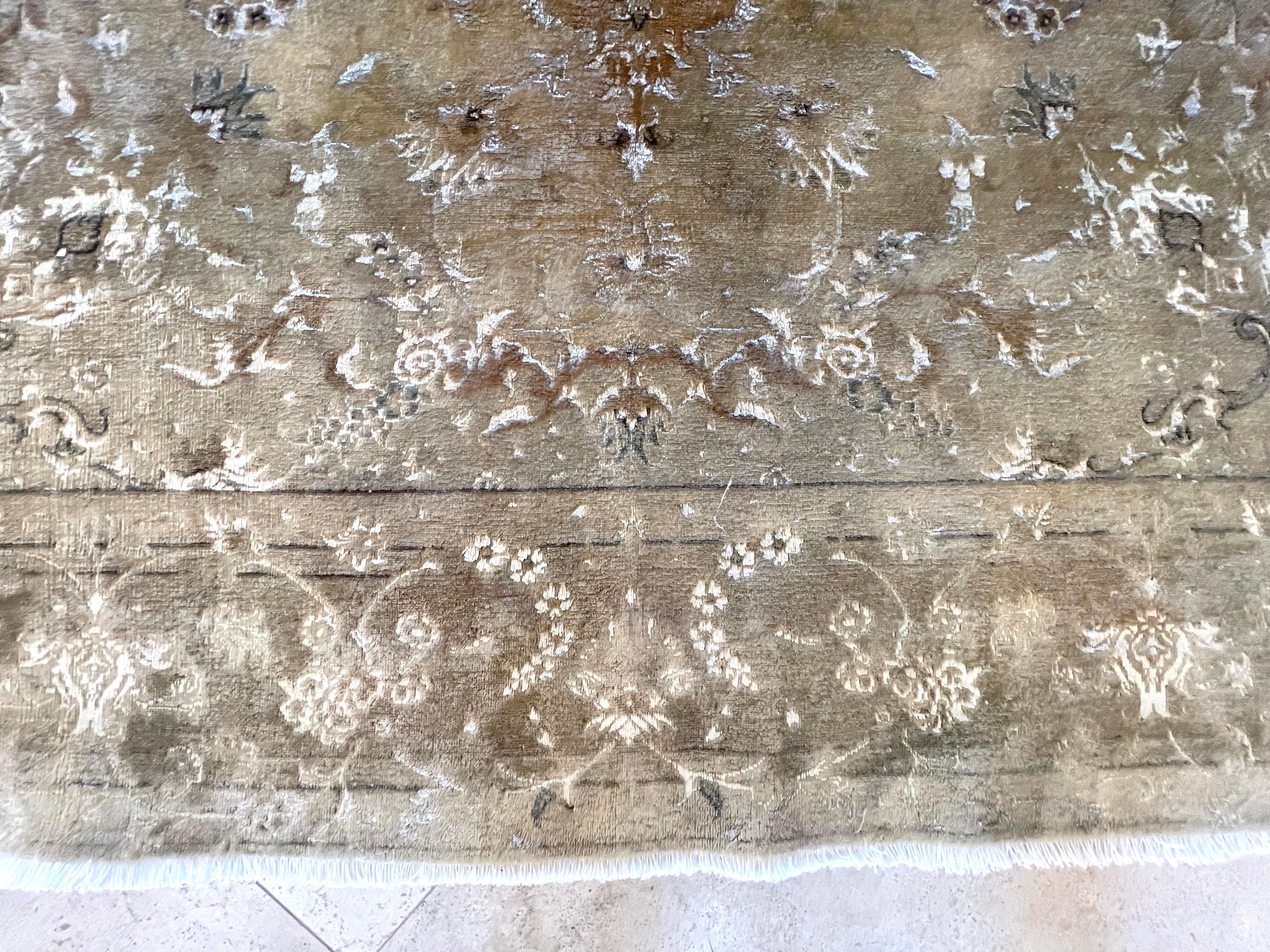 Persischer handgeknüpfter Medaillonteppich mit Blumenmuster aus Täbris im Angebot 2