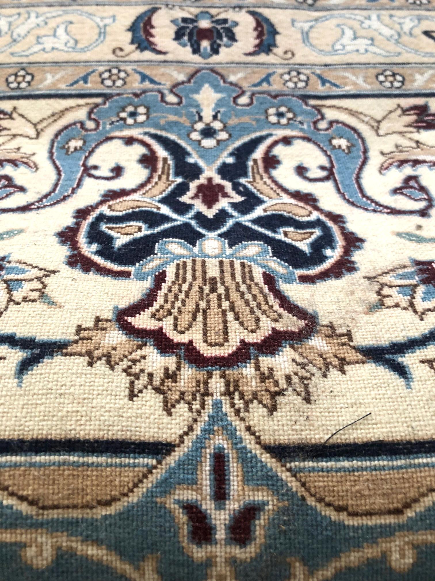 Persischer handgeknüpfter ovaler Medaillon-Teppich in Creme und Blau:: 6 La im Angebot 12