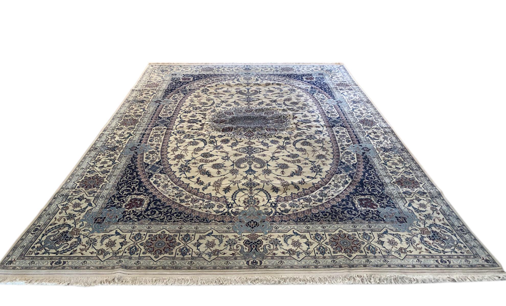Dieser handgefertigte Teppich ist ein sehr feines und präzises Stück mit hoher Qualität, hergestellt in den Werkstätten in der Stadt Nain im Iran. Dieses Stück hat einen Flor aus Wolle und Seide mit Baumwollgrund. Nain ist eine Stadt im Iran, die