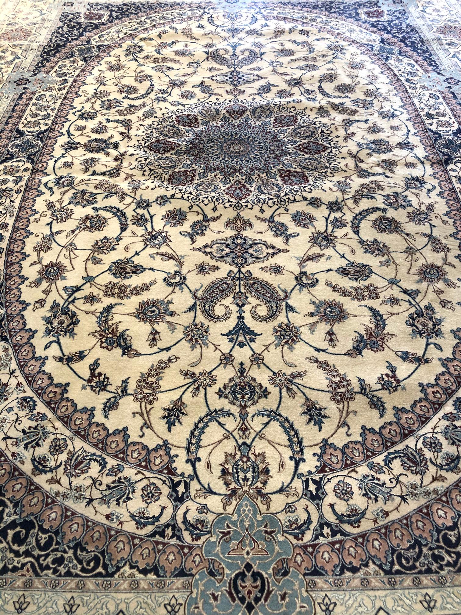 Persischer handgeknüpfter ovaler Medaillon-Teppich in Creme und Blau:: 6 La (Handgeknüpft) im Angebot