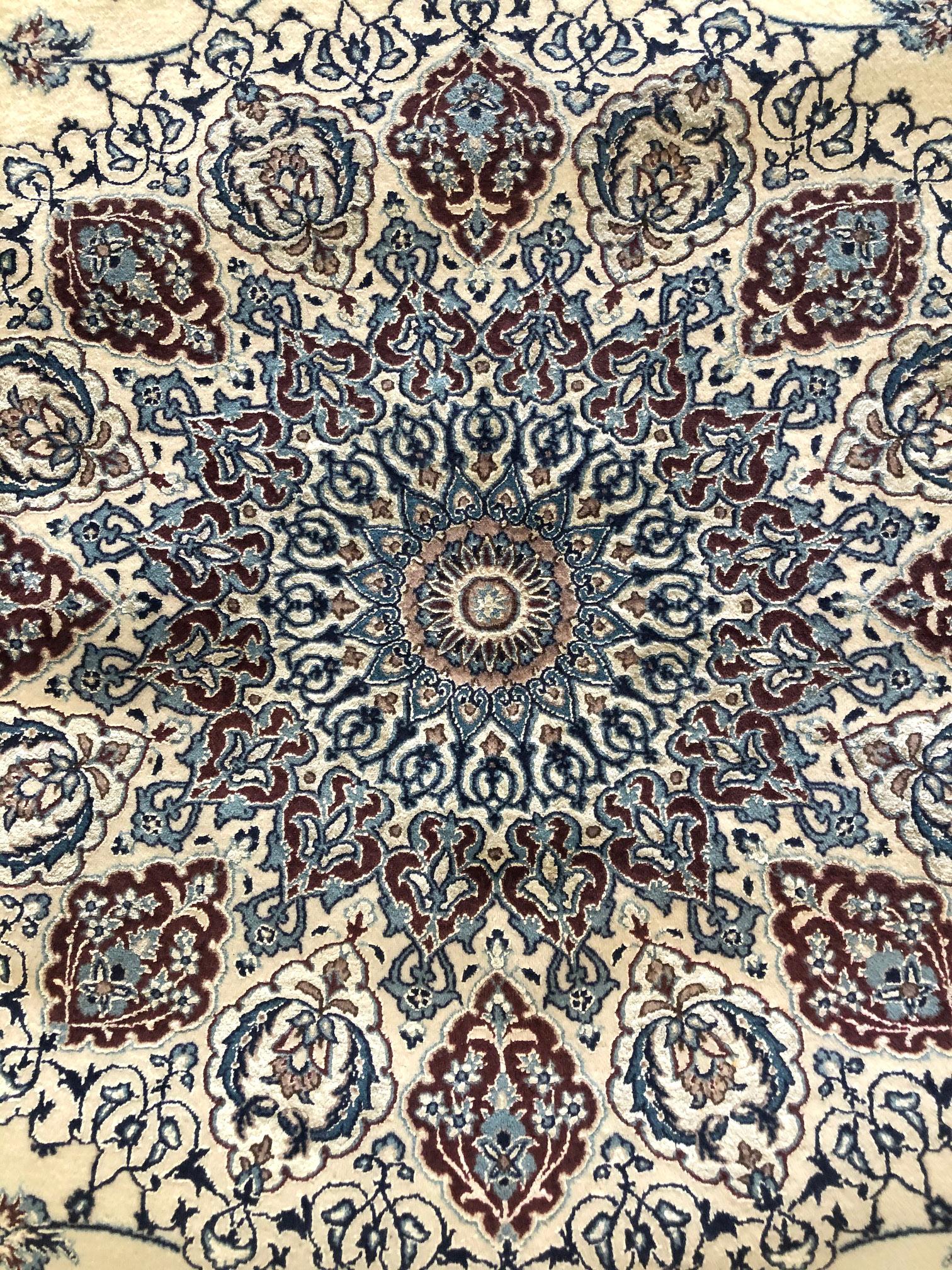 Persischer handgeknüpfter ovaler Medaillon-Teppich in Creme und Blau:: 6 La (21. Jahrhundert und zeitgenössisch) im Angebot