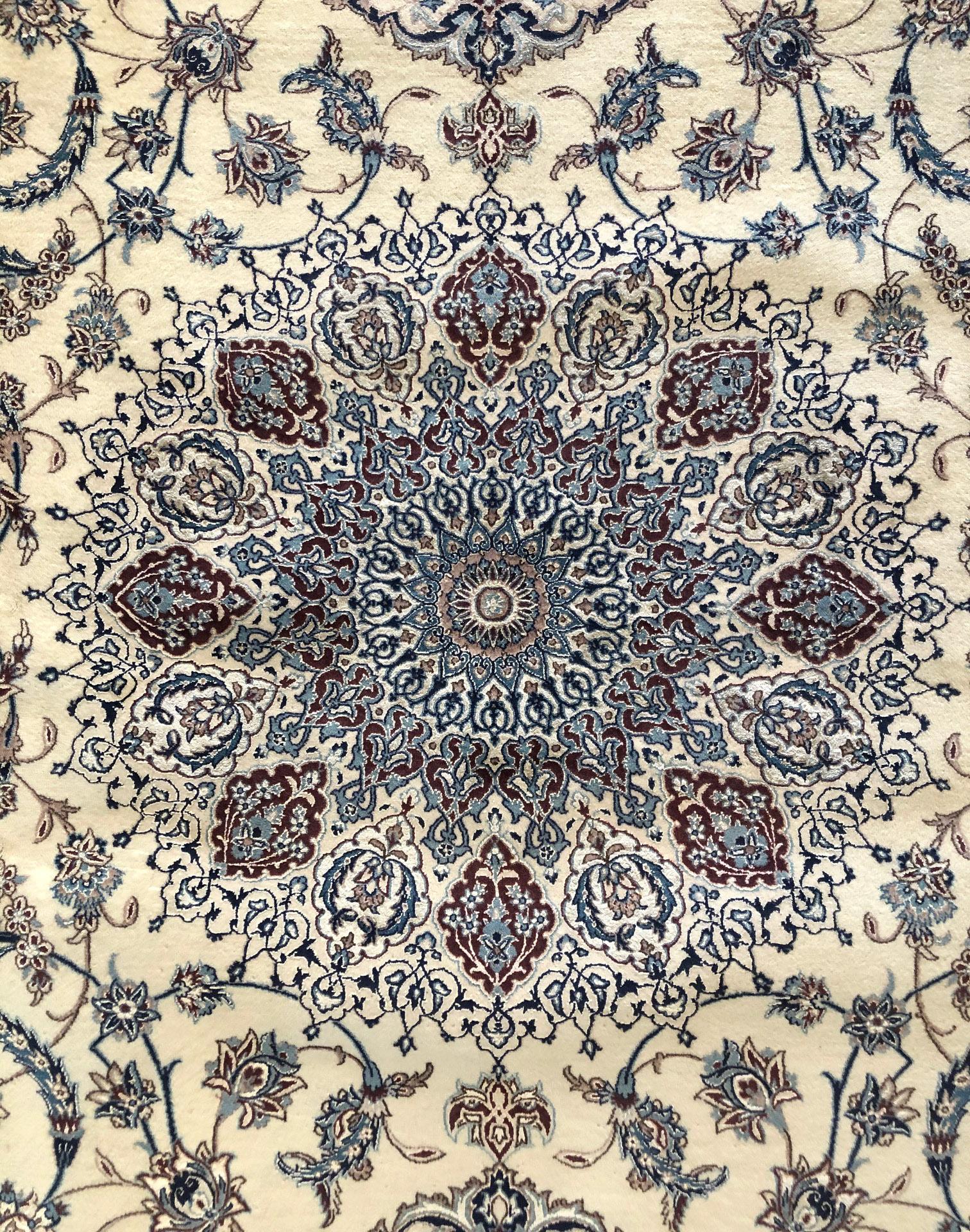 Persischer handgeknüpfter ovaler Medaillon-Teppich in Creme und Blau:: 6 La (Wolle) im Angebot