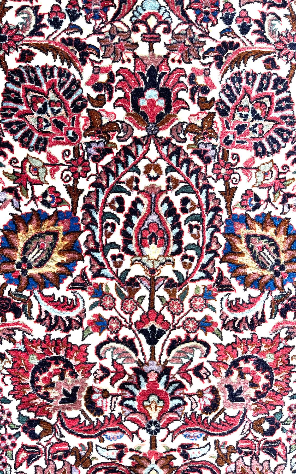 Handgeknüpfter persischer Bidjar-Läufer in Rot, Allover-Design, halb geblümt, Bijar (Wolle) im Angebot