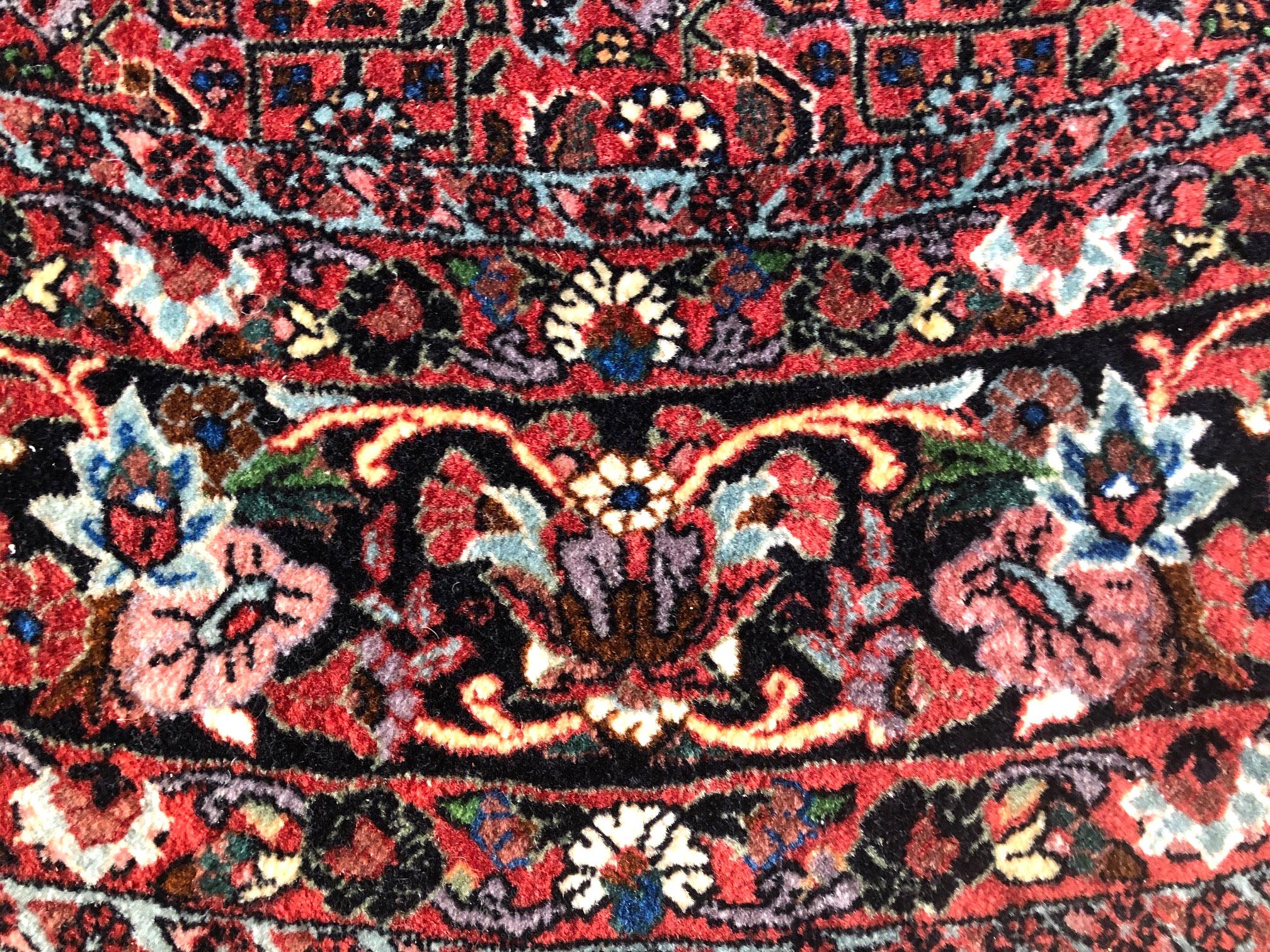 Tapis rond persan Herati Bijar 'Bidjar', rouge, noué à la main, avec toutes sortes de motifs en vente 1