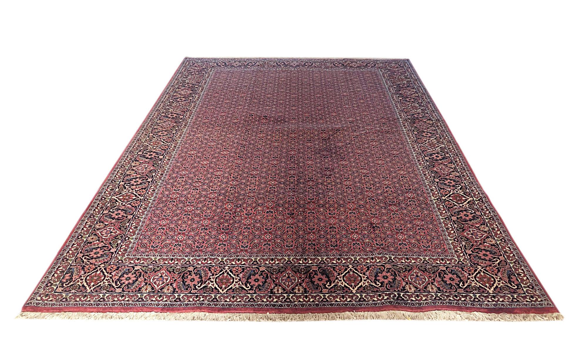 Dieses Stück ist ein handgefertigter persischer Bijar/Bukan-Teppich. Der Flor besteht aus Wolle mit Baumwollbasis. Dieser schöne persische Bijar-Teppich gehört zu den strapazierfähigsten Teppichen. Er wird aus hochwertiger Wolle hergestellt, und die