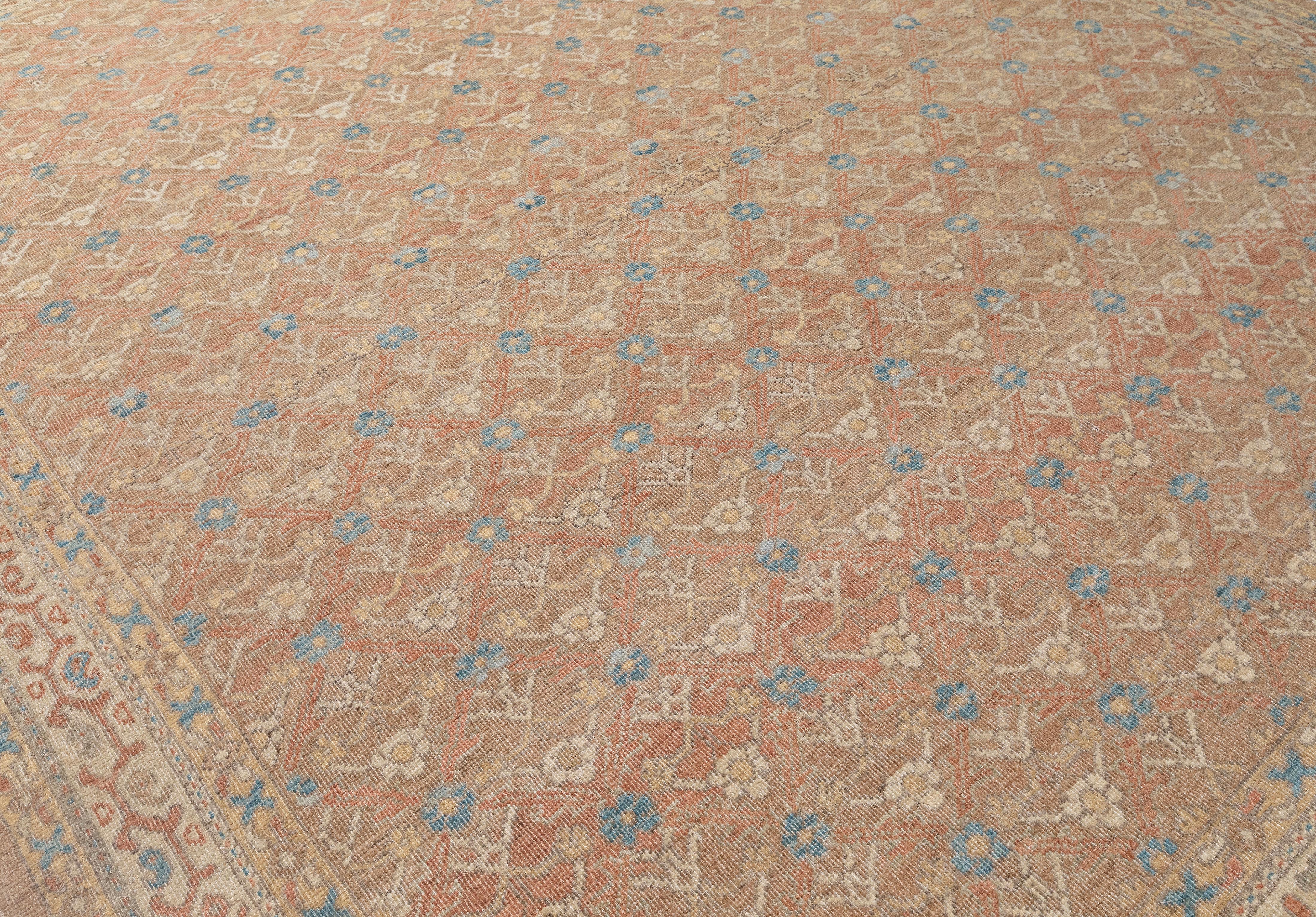Diese fein handgeknüpfte Reproduktion eines Perserteppichs ist eine Hommage an das klassische Herati-Design mit einem modernen Touch. Der aus hochwertiger Wolle gefertigte Teppich zeigt ein weiches und elegantes florales Gittermuster vor einem