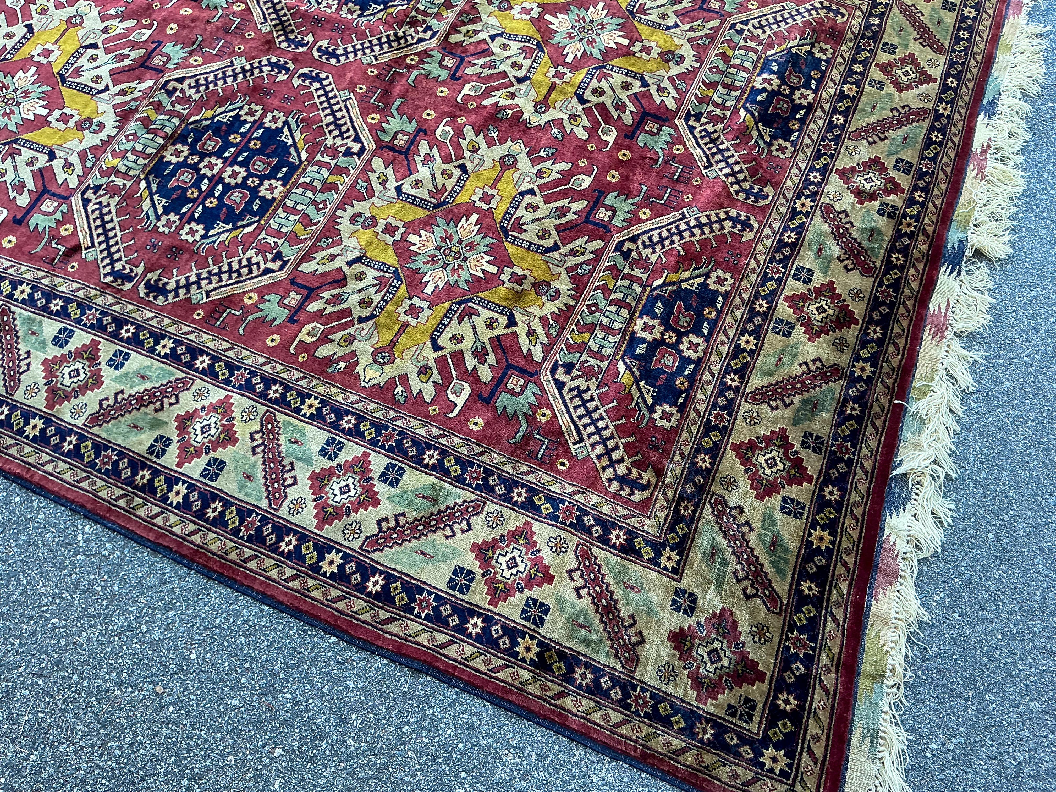 Questo è un tappeto di seta persiano annodato a mano. Risale agli anni '80 ed è in ottime condizioni. Ha ricche sfumature di verde muschio e bordeaux. 

La spedizione va dalle due alle cinque settimane. 