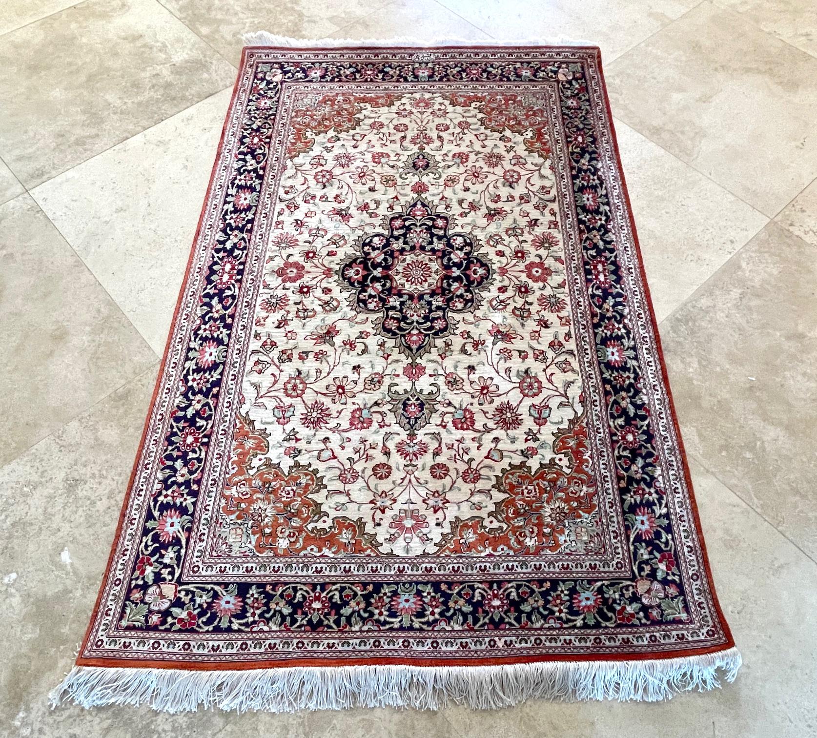 Dieser authentische Teppich stammt aus Qum, Iran, das in den letzten 100 Jahren ein Zentrum der Teppichweberei war, mit hochwertigen und teuren handgefertigten Teppichen. Dieses atemberaubende Stück hat einen Seidenflor und ein Seidenfundament von