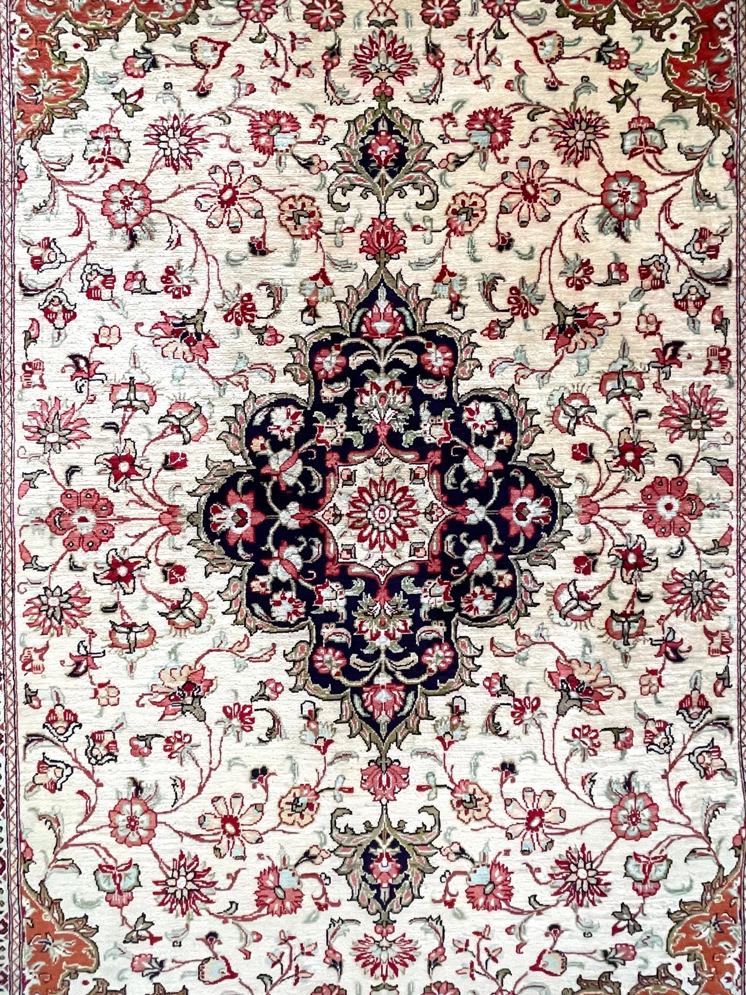 Persischer handgeknüpfter Seidenmedaillon-Teppich mit Blumen aus Qum, 1990 CIRCA (Handgeknüpft) im Angebot