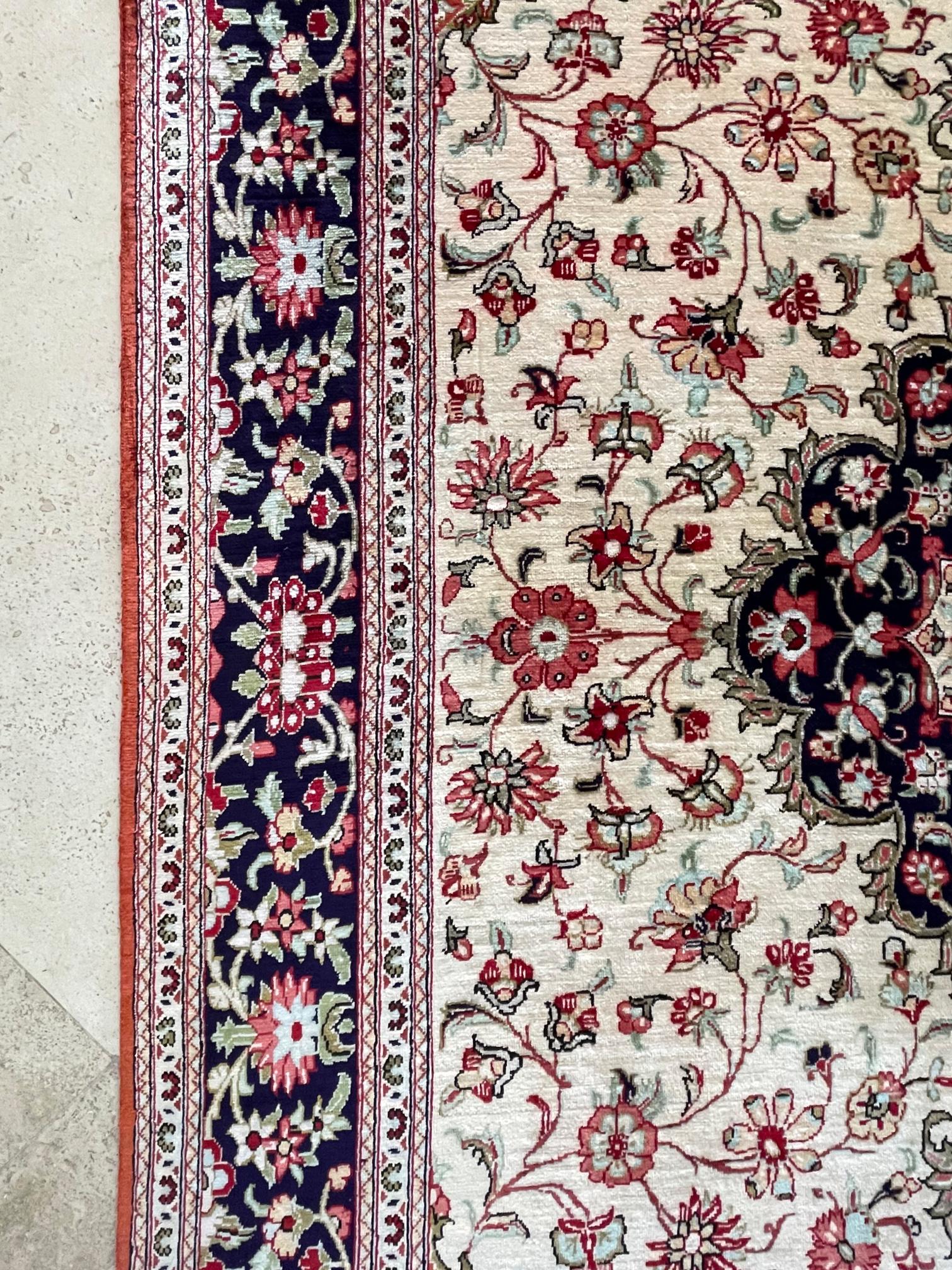 Persischer handgeknüpfter Seidenmedaillon-Teppich mit Blumen aus Qum, 1990 CIRCA (Ende des 20. Jahrhunderts) im Angebot