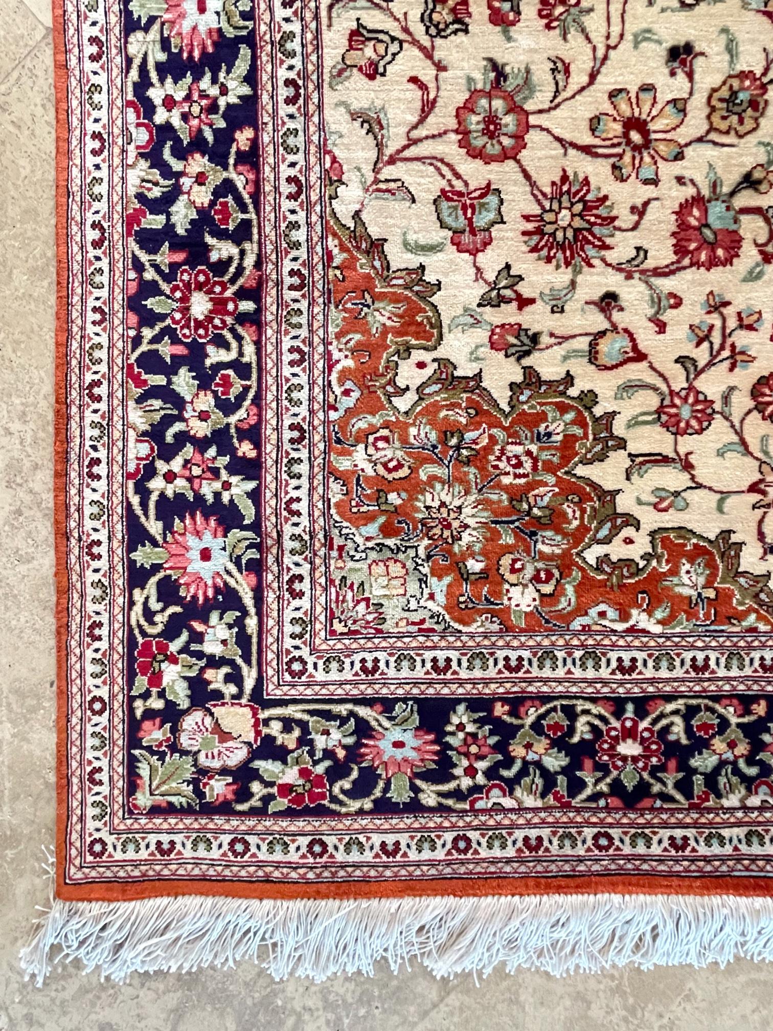 Persischer handgeknüpfter Seidenmedaillon-Teppich mit Blumen aus Qum, 1990 CIRCA im Angebot 1