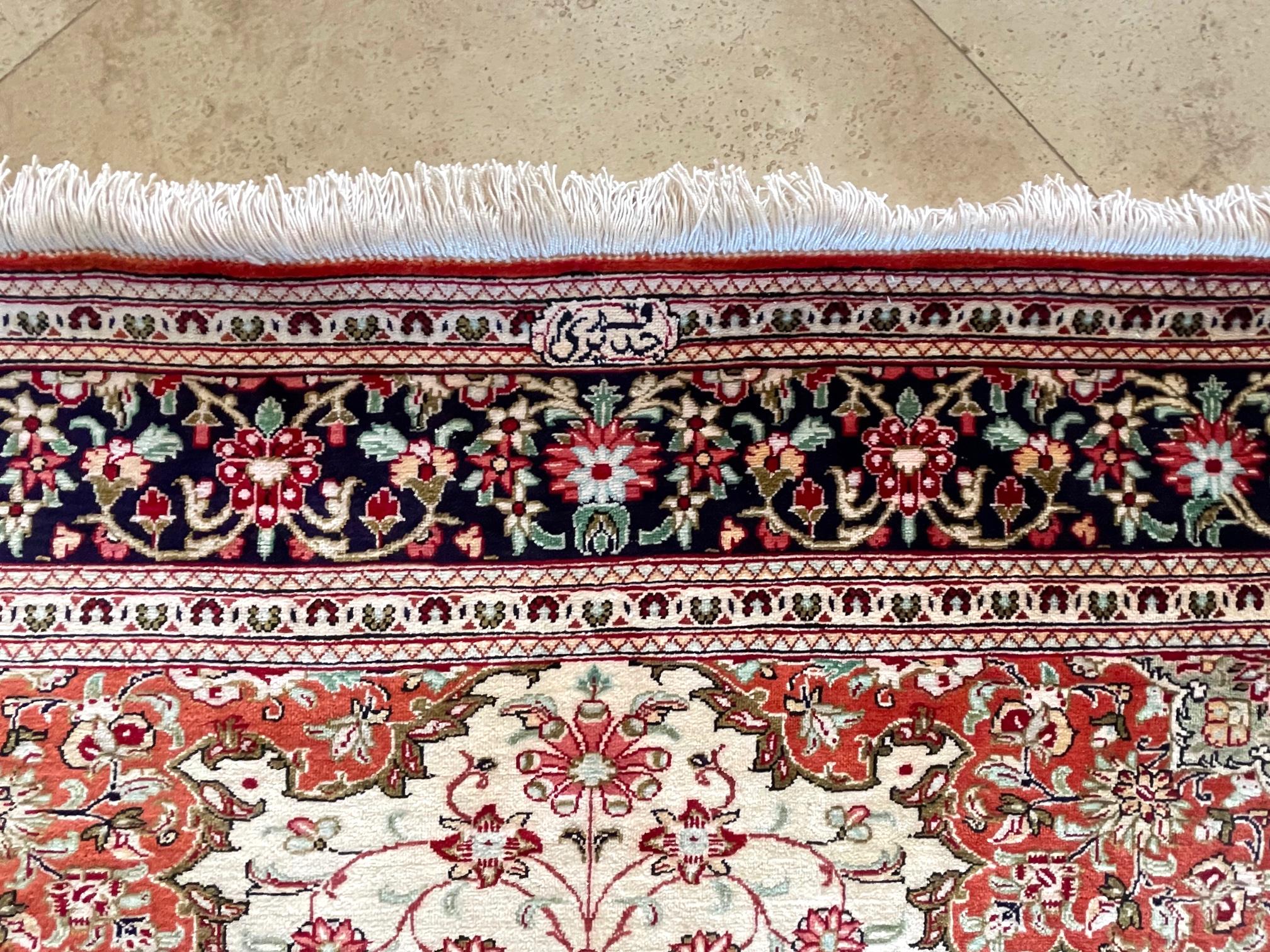 Persischer handgeknüpfter Seidenmedaillon-Teppich mit Blumen aus Qum, 1990 CIRCA im Angebot 2