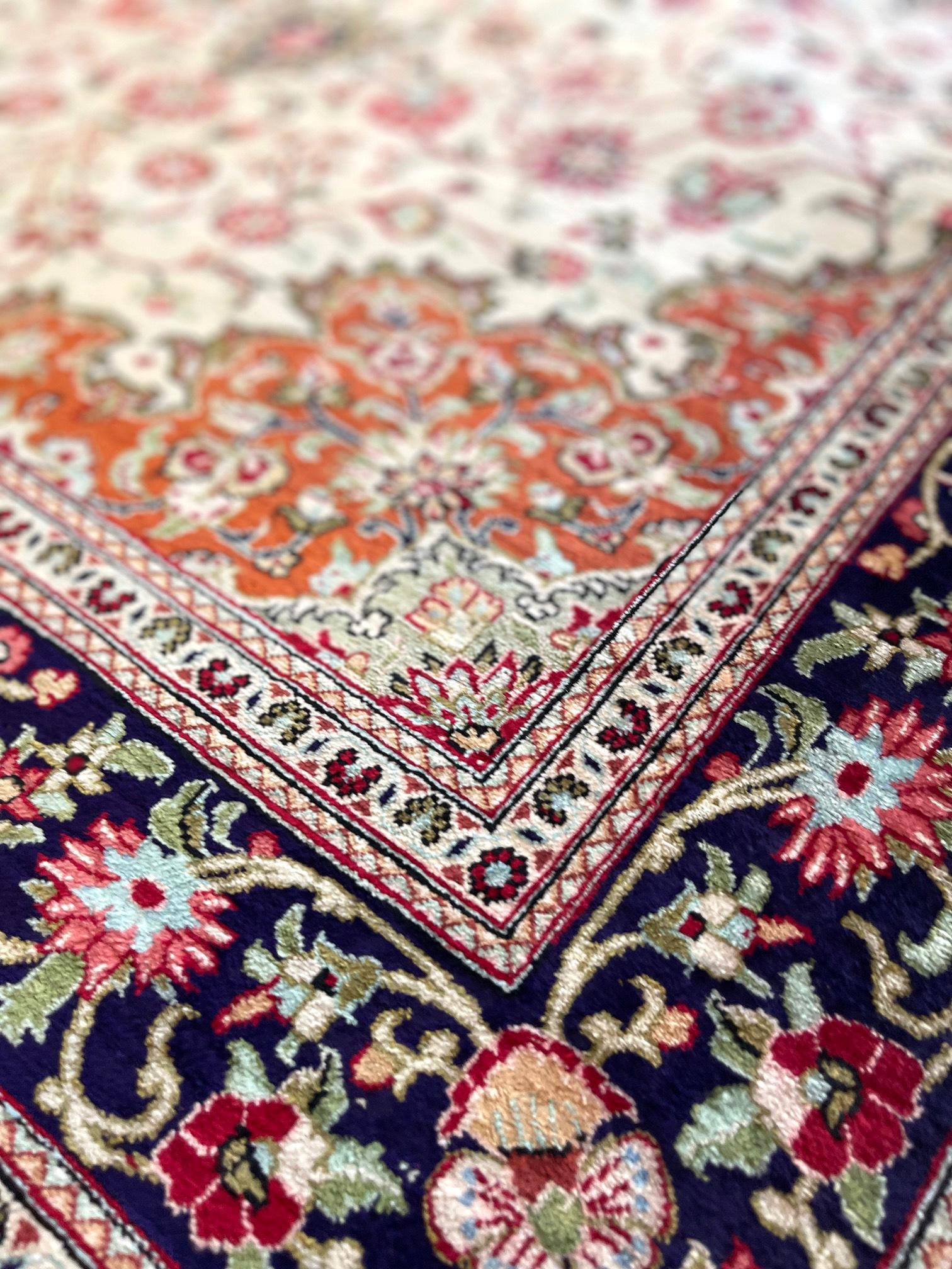 Persischer handgeknüpfter Seidenmedaillon-Teppich mit Blumen aus Qum, 1990 CIRCA im Angebot 3