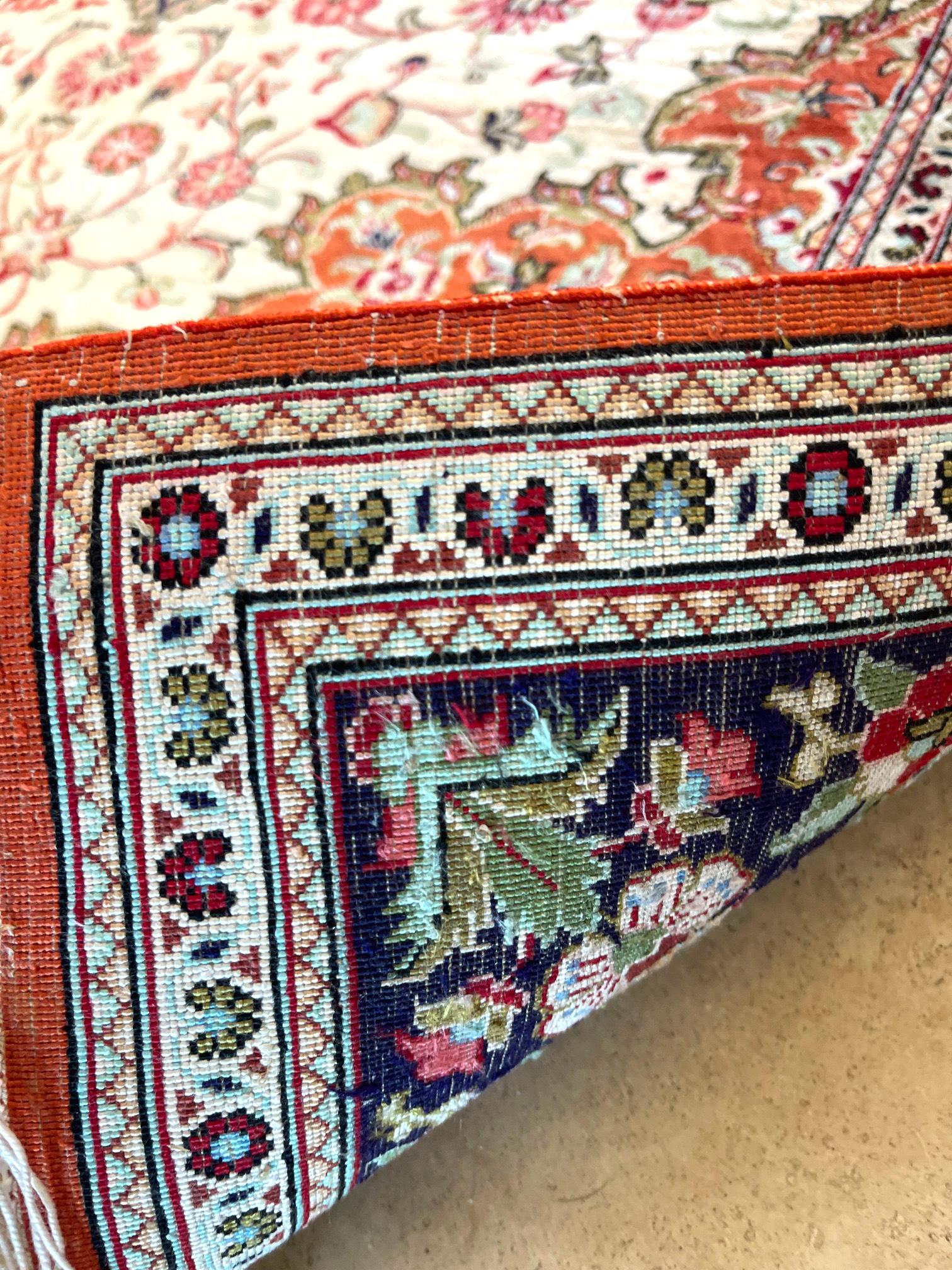 Persischer handgeknüpfter Seidenmedaillon-Teppich mit Blumen aus Qum, 1990 CIRCA im Angebot 4