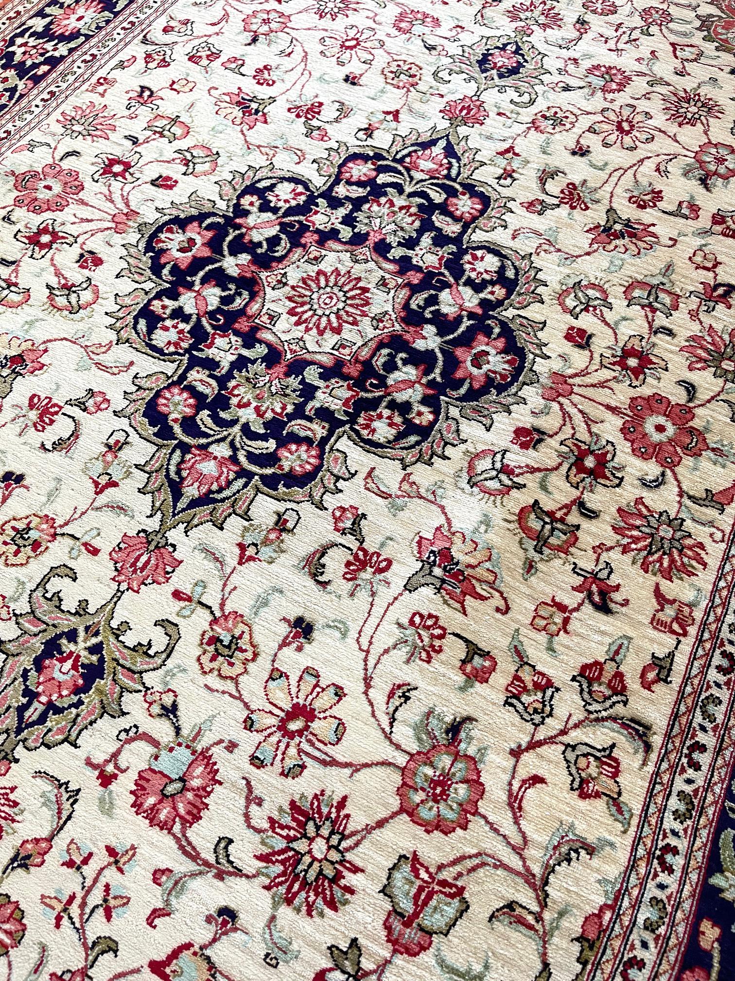 Persischer handgeknüpfter Seidenmedaillon-Teppich mit Blumen aus Qum, 1990 CIRCA im Angebot 5