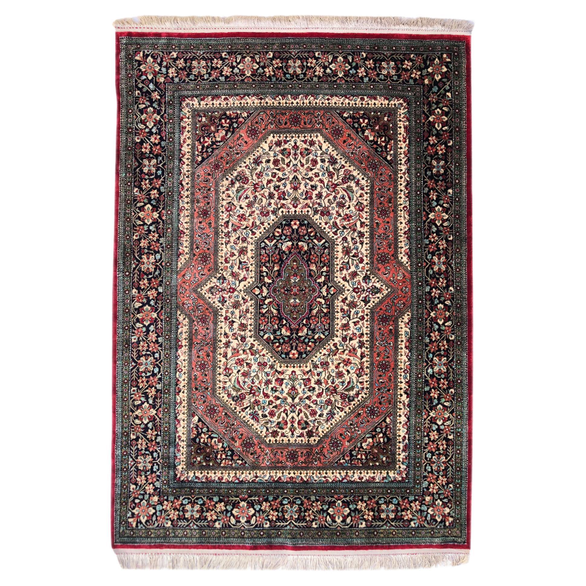 Tapis persan Qum rouge à médaillon en soie, noué à la main, circa 1970