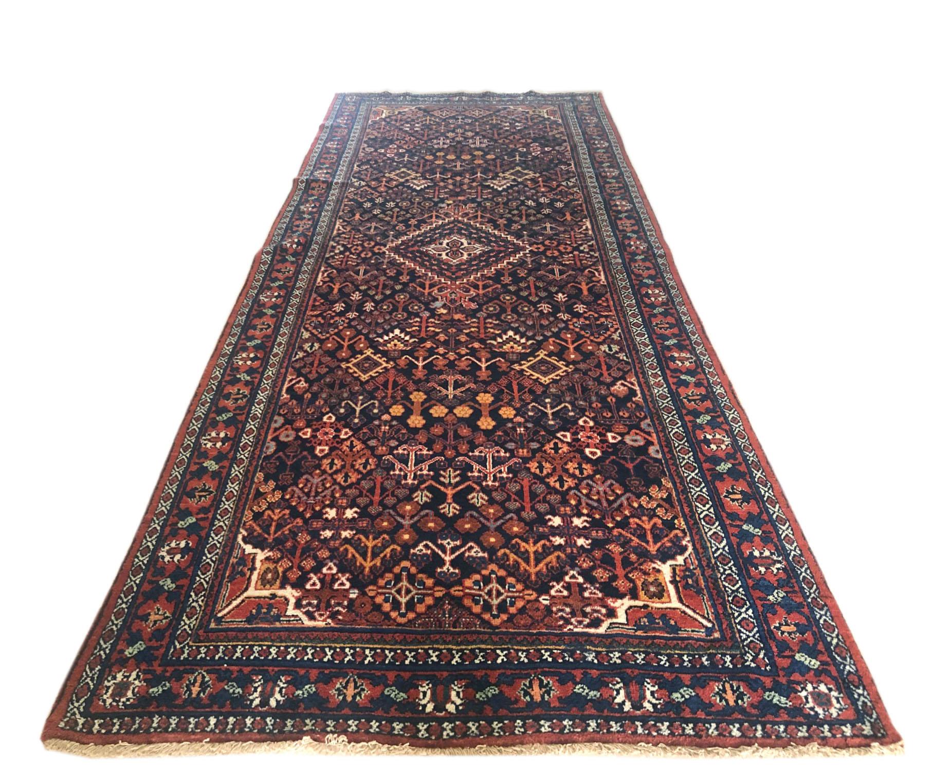 Dieser Tribal Josheghan Perserteppich hat nomadische Muster mit Rautenmedaillon. Josheghan ist eines der ältesten Zentren der Dauerweberei im Iran. Die Stadt Josheghan liegt einhundertvierzig Kilometer nördlich von Isfahan. Der Flor besteht aus