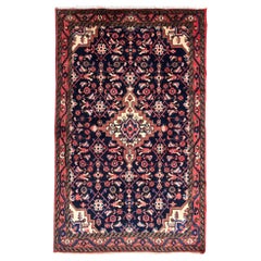 Persischer handgeknüpfter Hamadan-Teppich mit blauem Stammesmedaillon:: um 1960