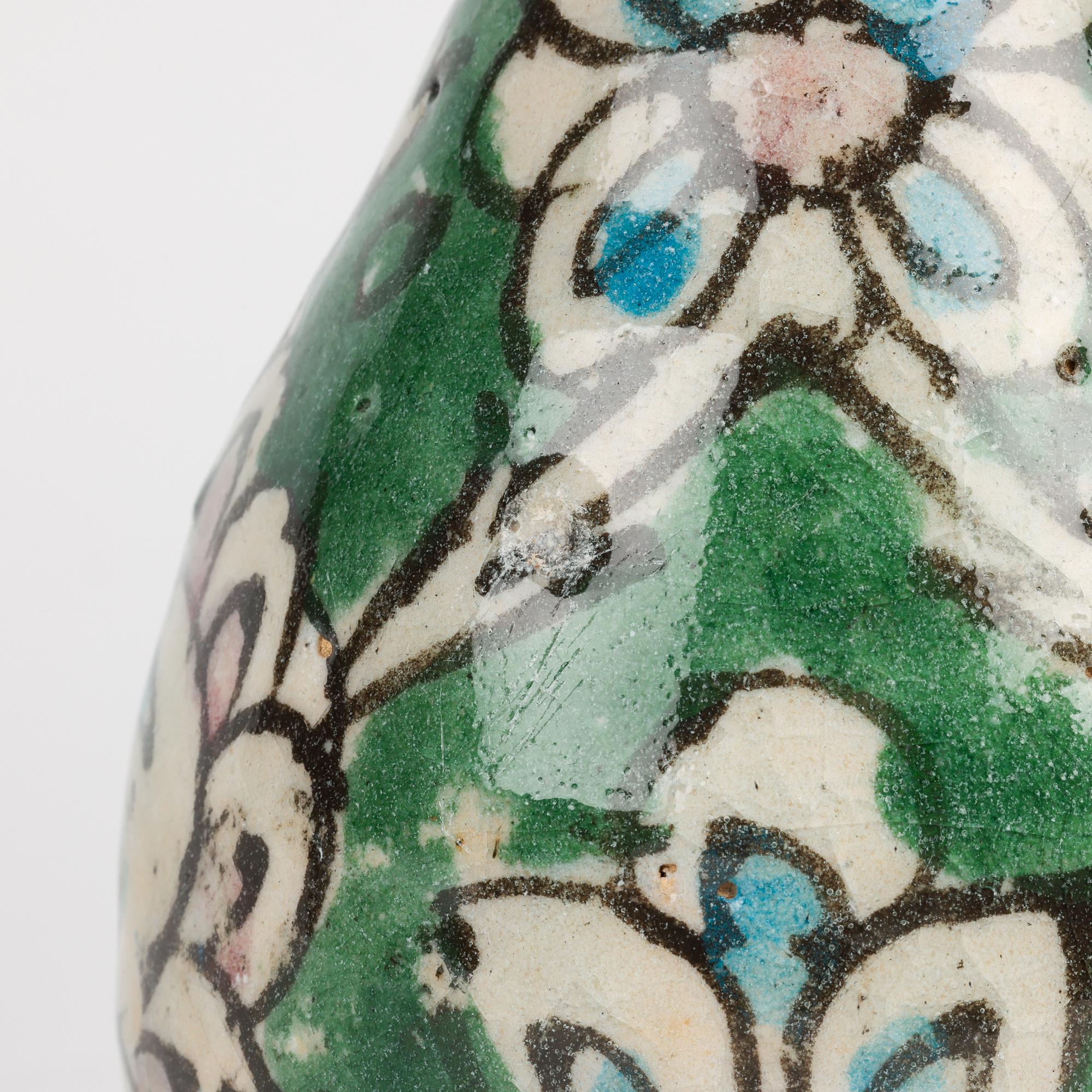 Vase persan peint à la main en forme de bouteille avec motif d'artichaut en vente 2
