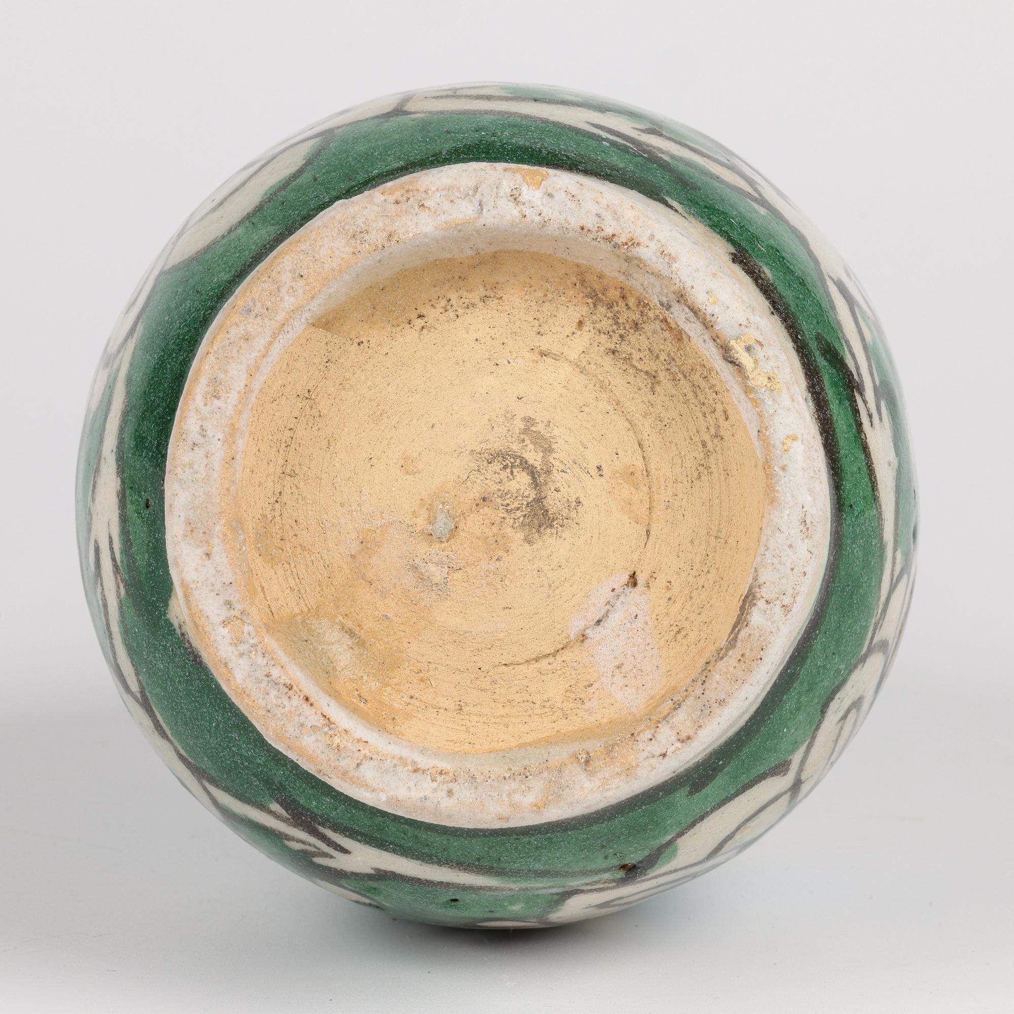 Vase persan peint à la main en forme de bouteille avec motif d'artichaut en vente 3