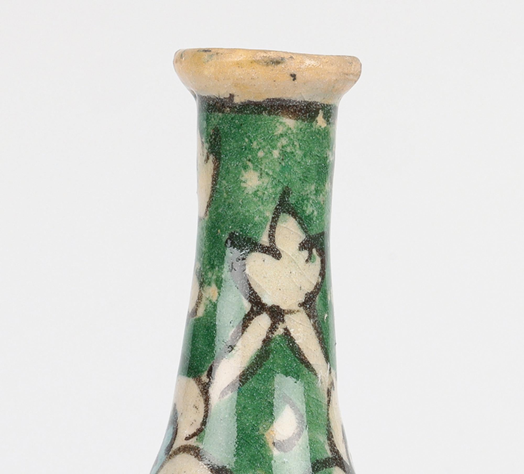 Vase persan peint à la main en forme de bouteille avec motif d'artichaut en vente 4