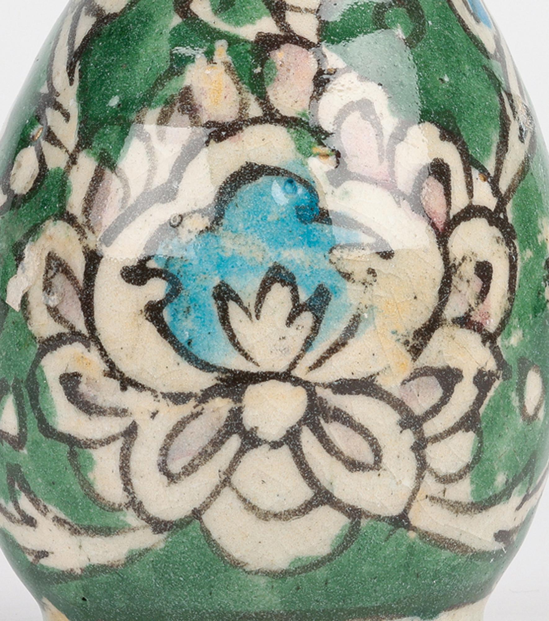 Vase persan peint à la main en forme de bouteille avec motif d'artichaut en vente 5