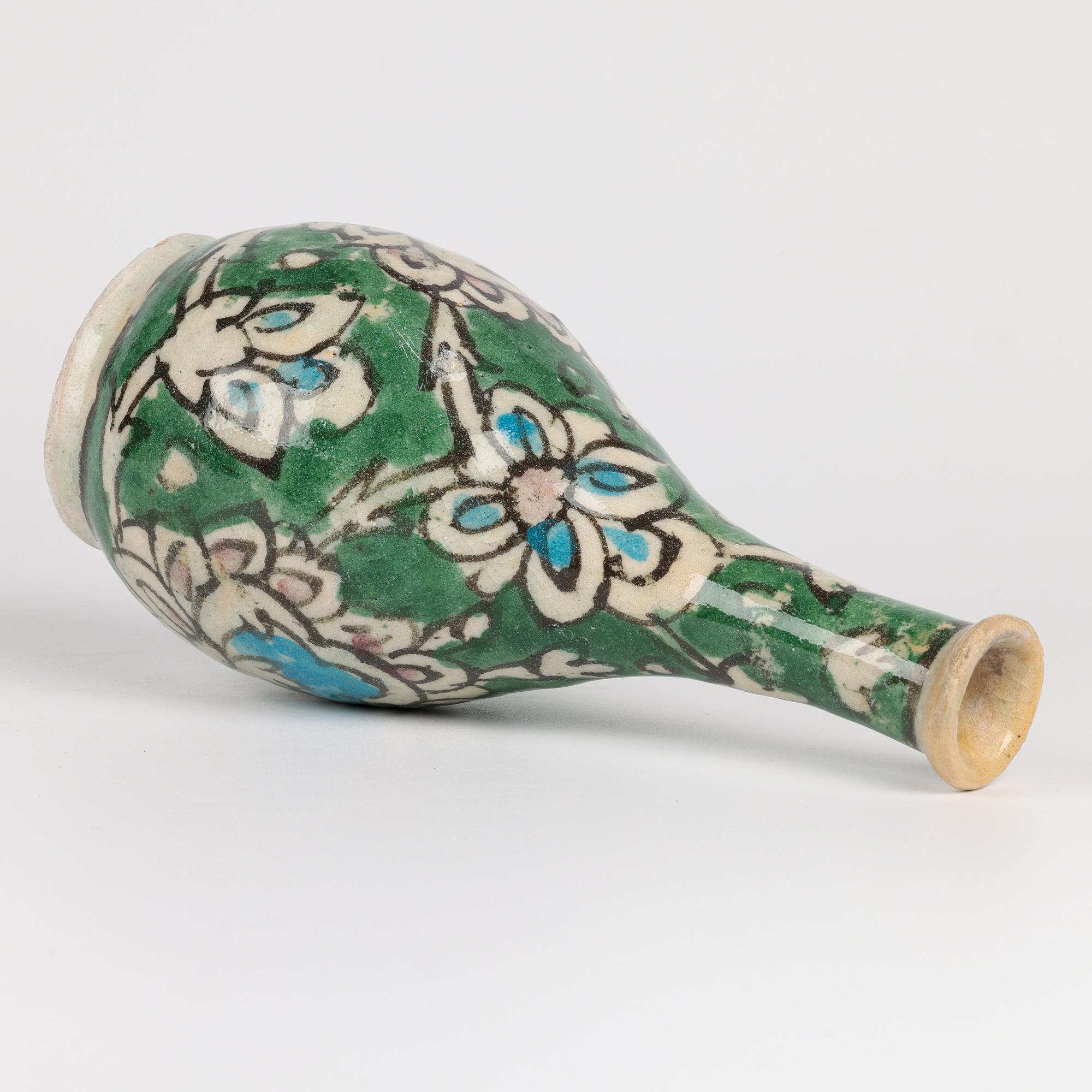 Islamique Vase persan peint à la main en forme de bouteille avec motif d'artichaut en vente