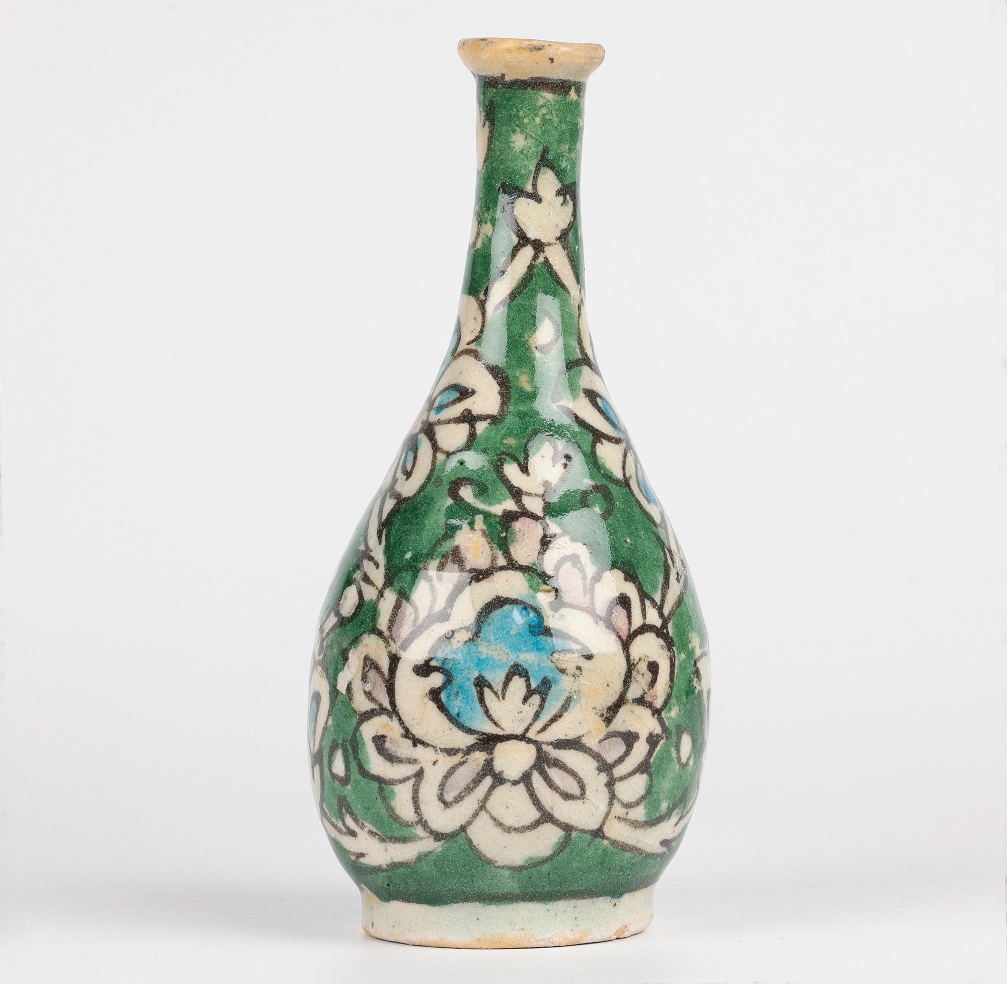 Qatari Vase persan peint à la main en forme de bouteille avec motif d'artichaut en vente
