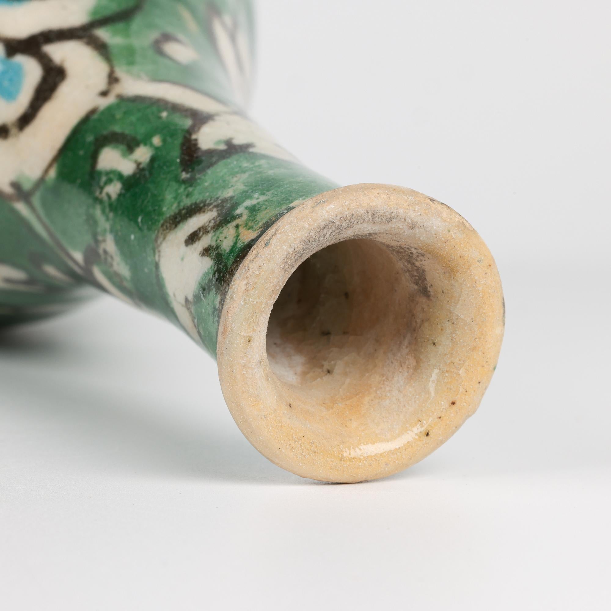 Vernissé Vase persan peint à la main en forme de bouteille avec motif d'artichaut en vente