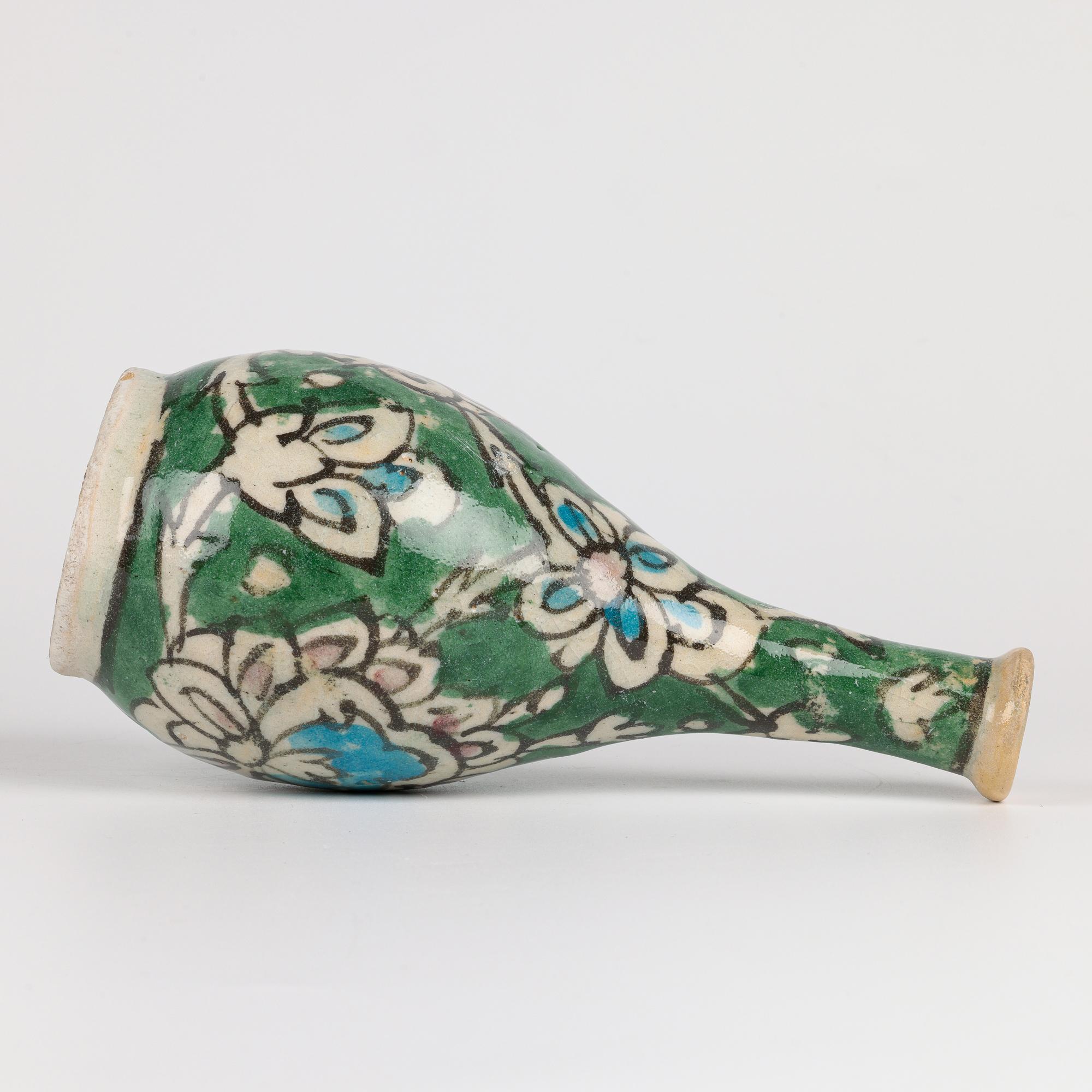 Vase persan peint à la main en forme de bouteille avec motif d'artichaut Bon état - En vente à Bishop's Stortford, Hertfordshire