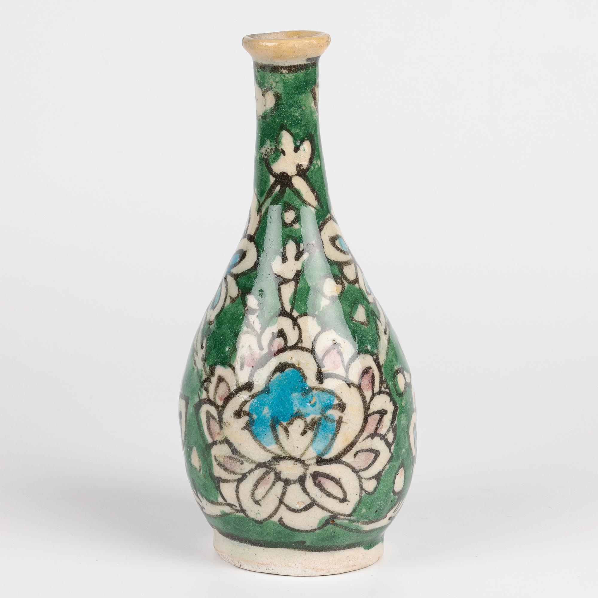 20ième siècle Vase persan peint à la main en forme de bouteille avec motif d'artichaut en vente