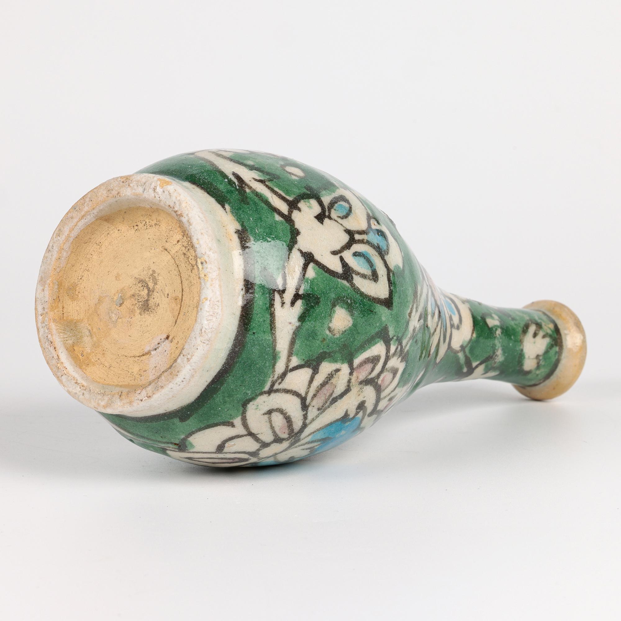 Poterie Vase persan peint à la main en forme de bouteille avec motif d'artichaut en vente